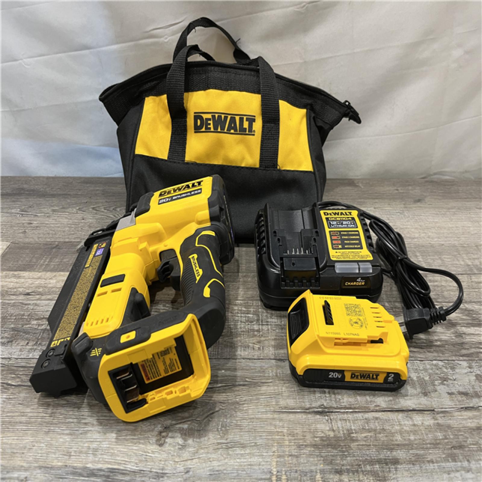 AS-IS DEWALT ATOMIC 20V MAX Lithium Ion Cordless 23 Gauge Pin Nailer Kit