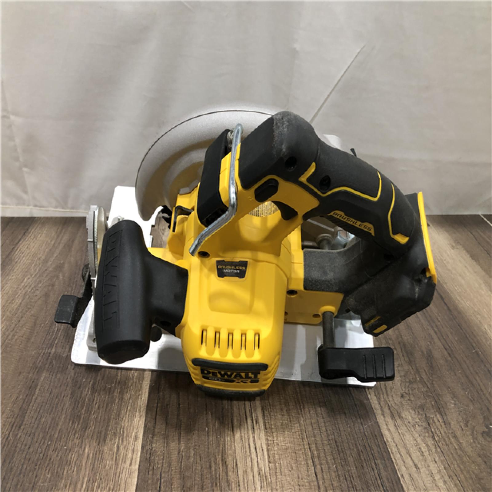 AS-IS DEWALT 20-Volt MAX 7-1/4 in. Cordless Circular Saw (Tool Only)