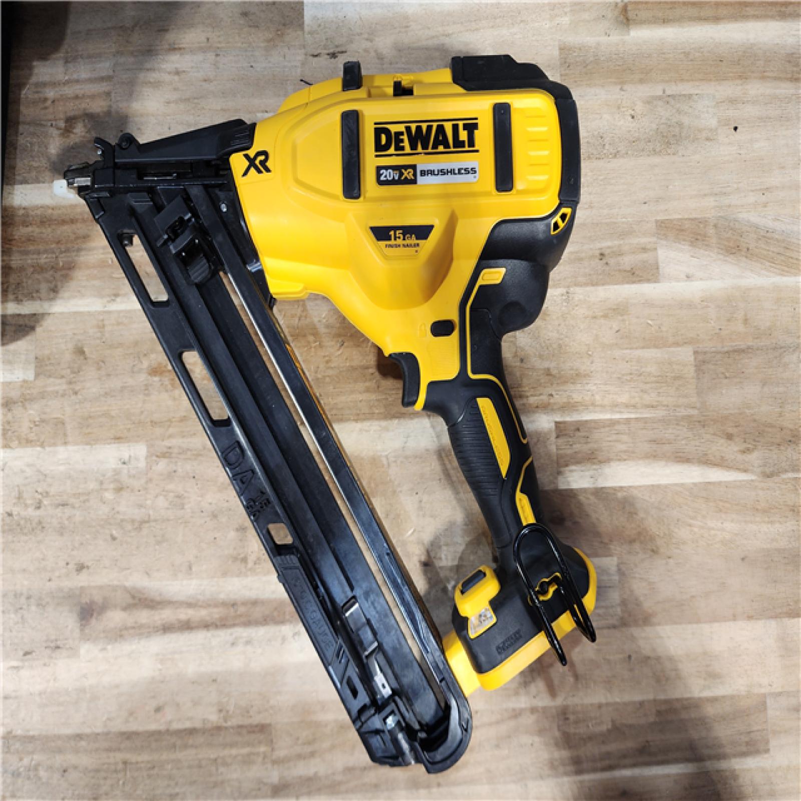 HOUSTON LOCATION - AS-IS DEWALT 20V MAX XR Lithium-Ion Cordless 2-1/2 in. 15-Gauge Finish Nailer Kit