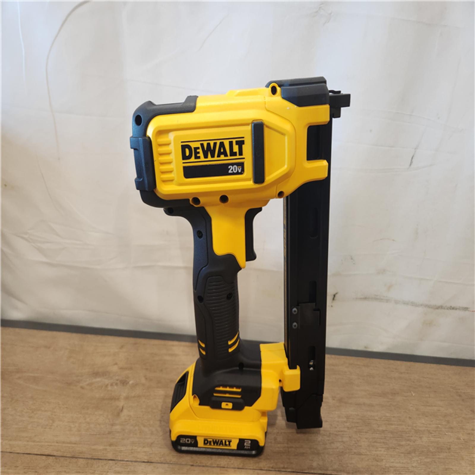 AS-IS- Dewalt 20-Volt MAX Cordless Cable Stapler Kit