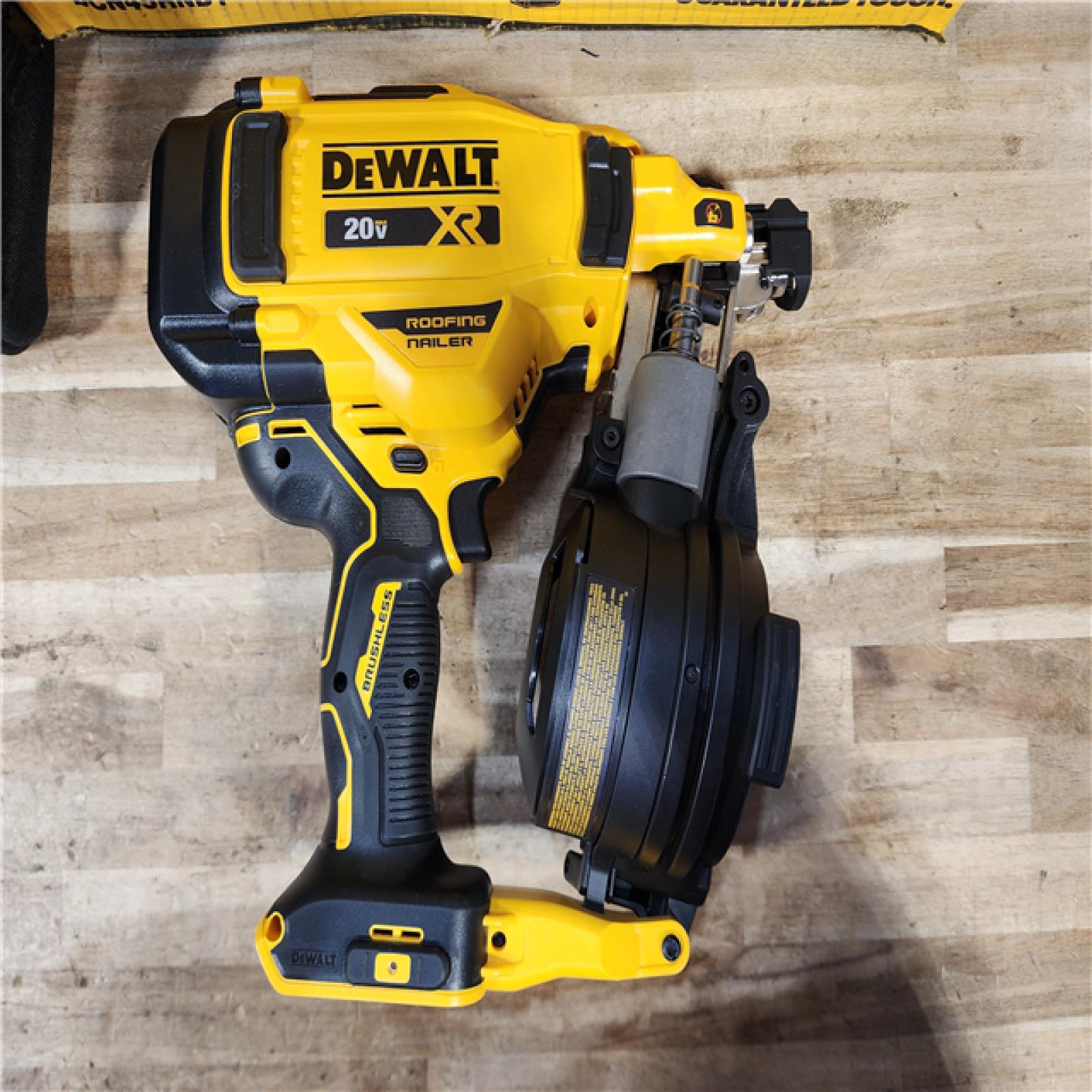 HOUSTON LOCATION - AS-IS (APPEARS LIKE NEW) DEWALT 20V MAX Lithium-Ion 15-Degree Electric Cordless Roofing Nailer Kit