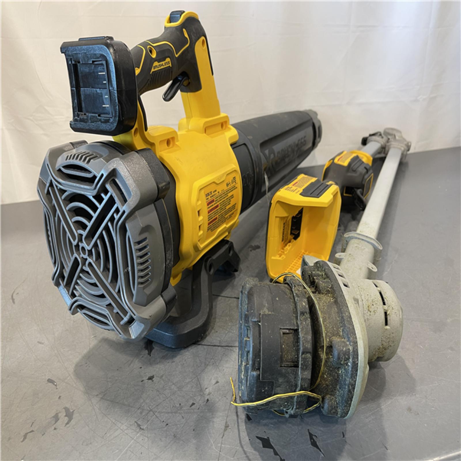 AS-IS - DEWALT 20V MAX Cordless Battery Powered String Trimmer & Blower Combo Kit