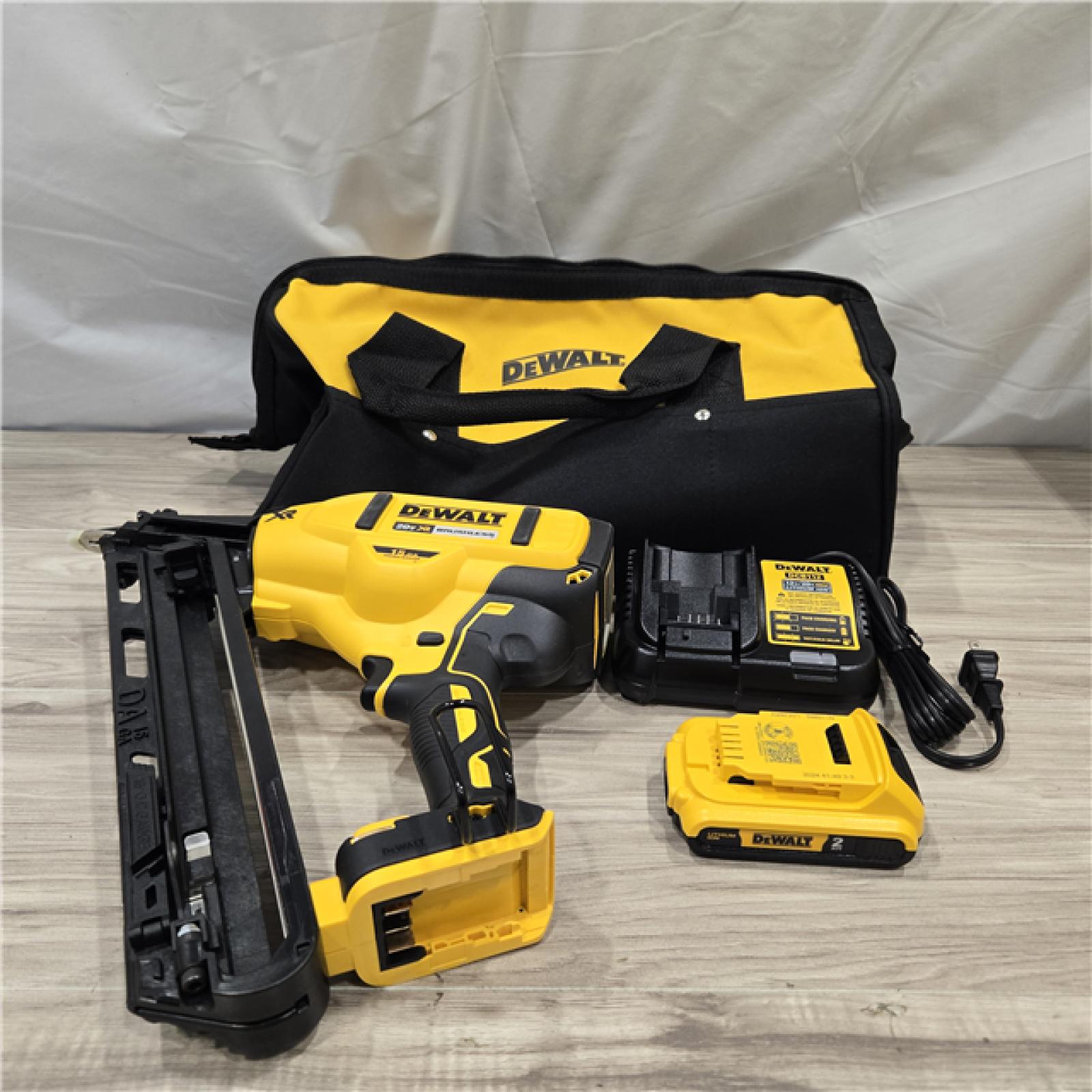 AS-IS DeWalt 15 GA ANGLED FINISH NAILER KIT