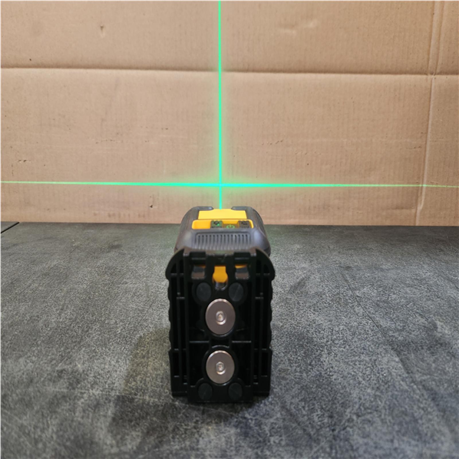 Phoenix NEW DEWALT 55 ft. Green Self-Leveling Cross Line Laser Level with (2) AA Batteries & Case (Powers On)