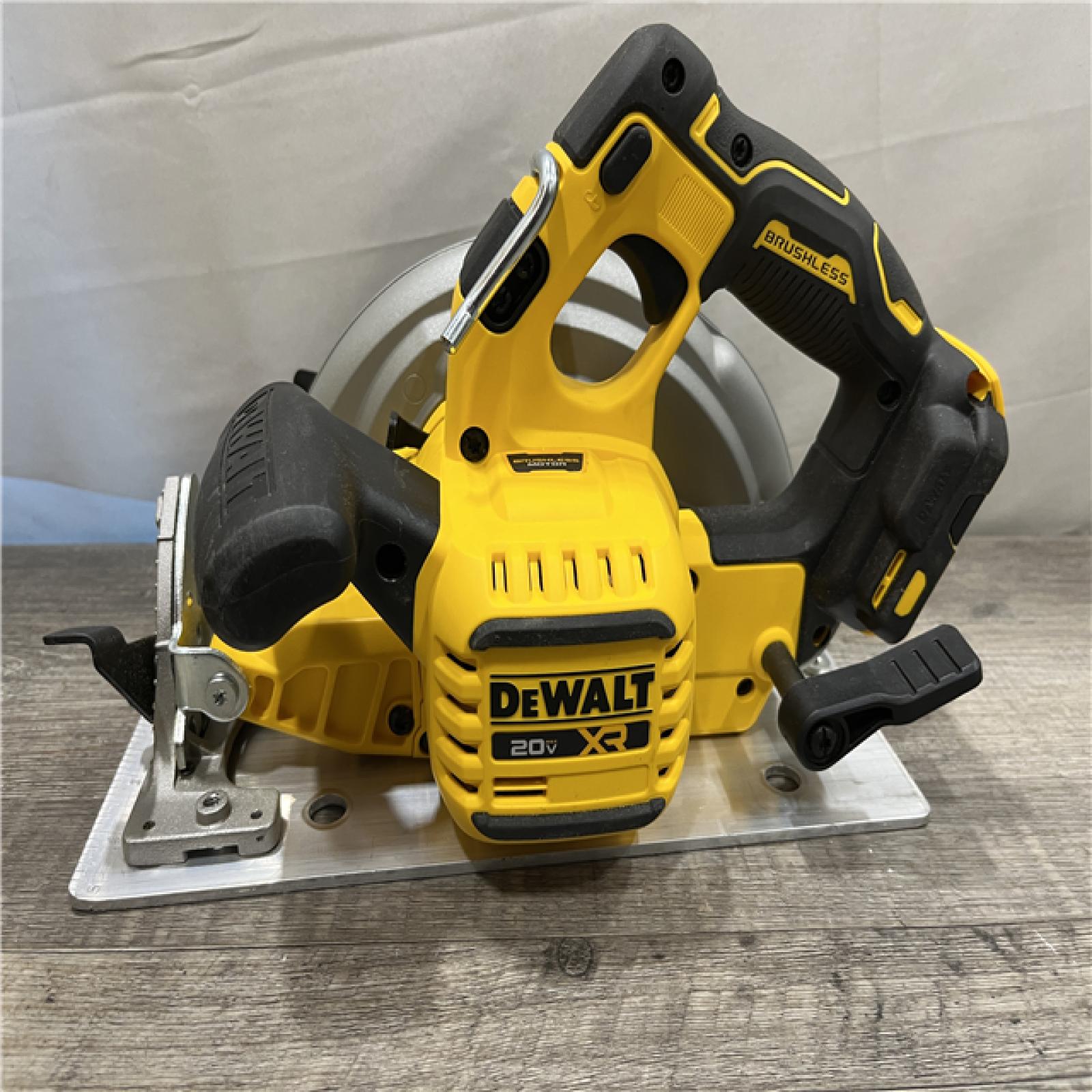 AS-IS DEWALT 20-Volt MAX 7-1/4 in. Cordless Circular Saw (Tool Only)