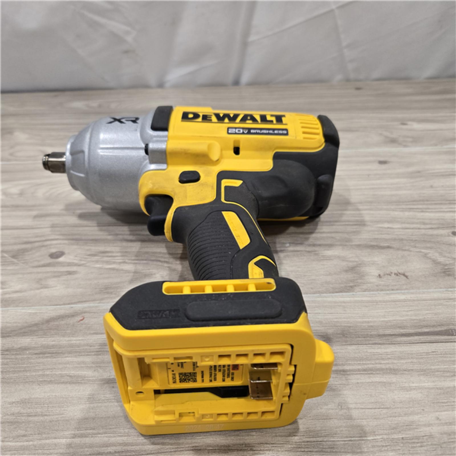 AS-IS Dewalt 20V MAX Cordless 1/2 in. Impact Wrench Kit