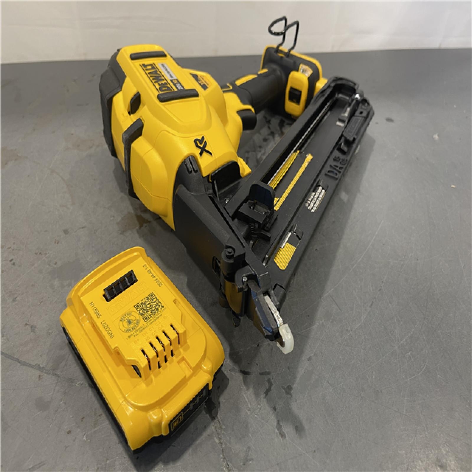AS-IS - DeWalt 20V MAX XR Lithium-Ion Cordless 2-1/2 in. 15-Gauge Finish Nailer Kit