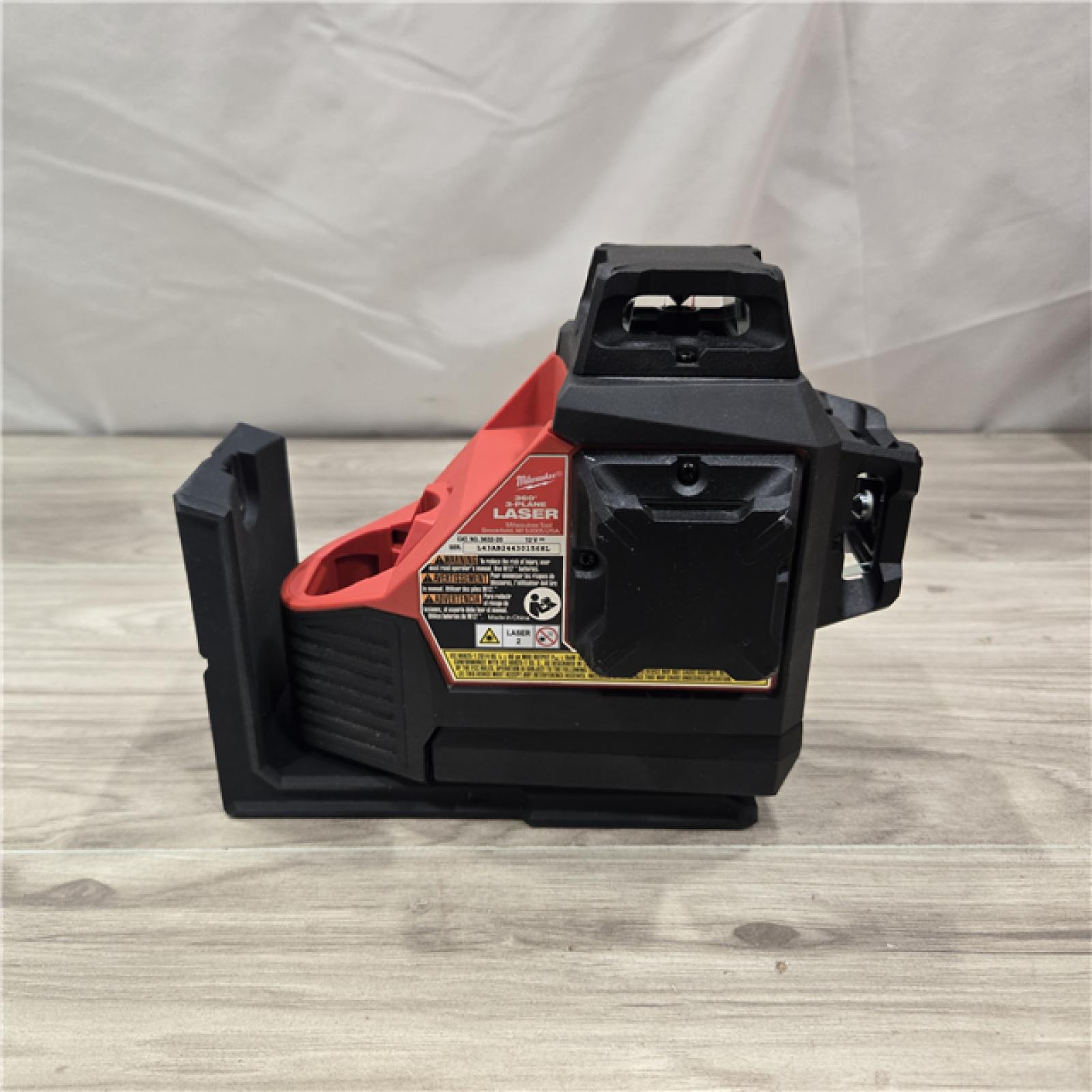 AS-IS Milwaukee-3632-21 M12 Green Beam Laser 360° 3-Plane Kit