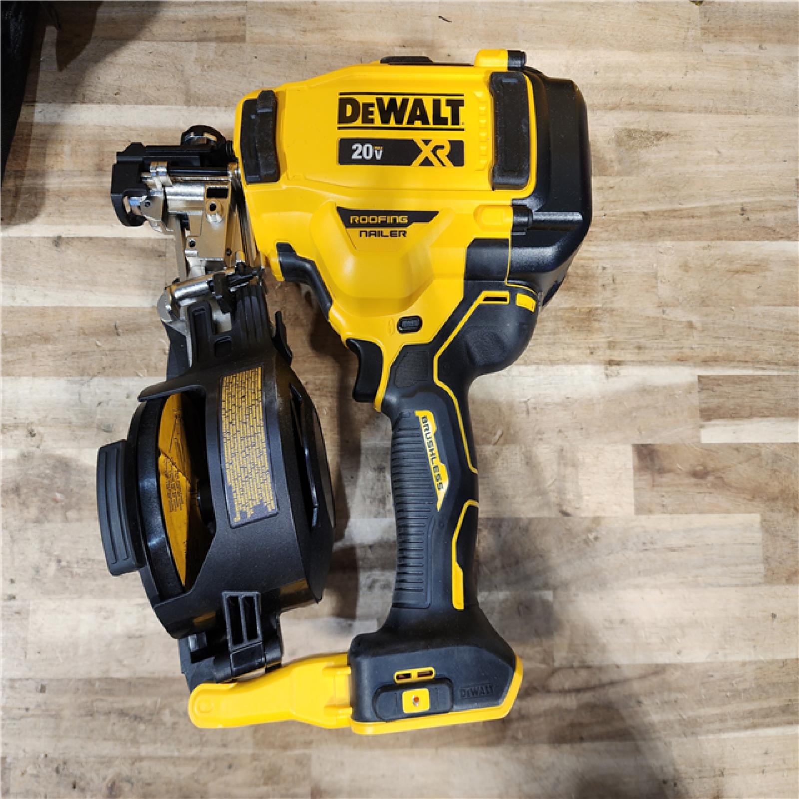 HOUSTON LOCATION - AS-IS (APPEARS LIKE NEW) DEWALT 20V MAX Lithium-Ion 15-Degree Electric Cordless Roofing Nailer Kit