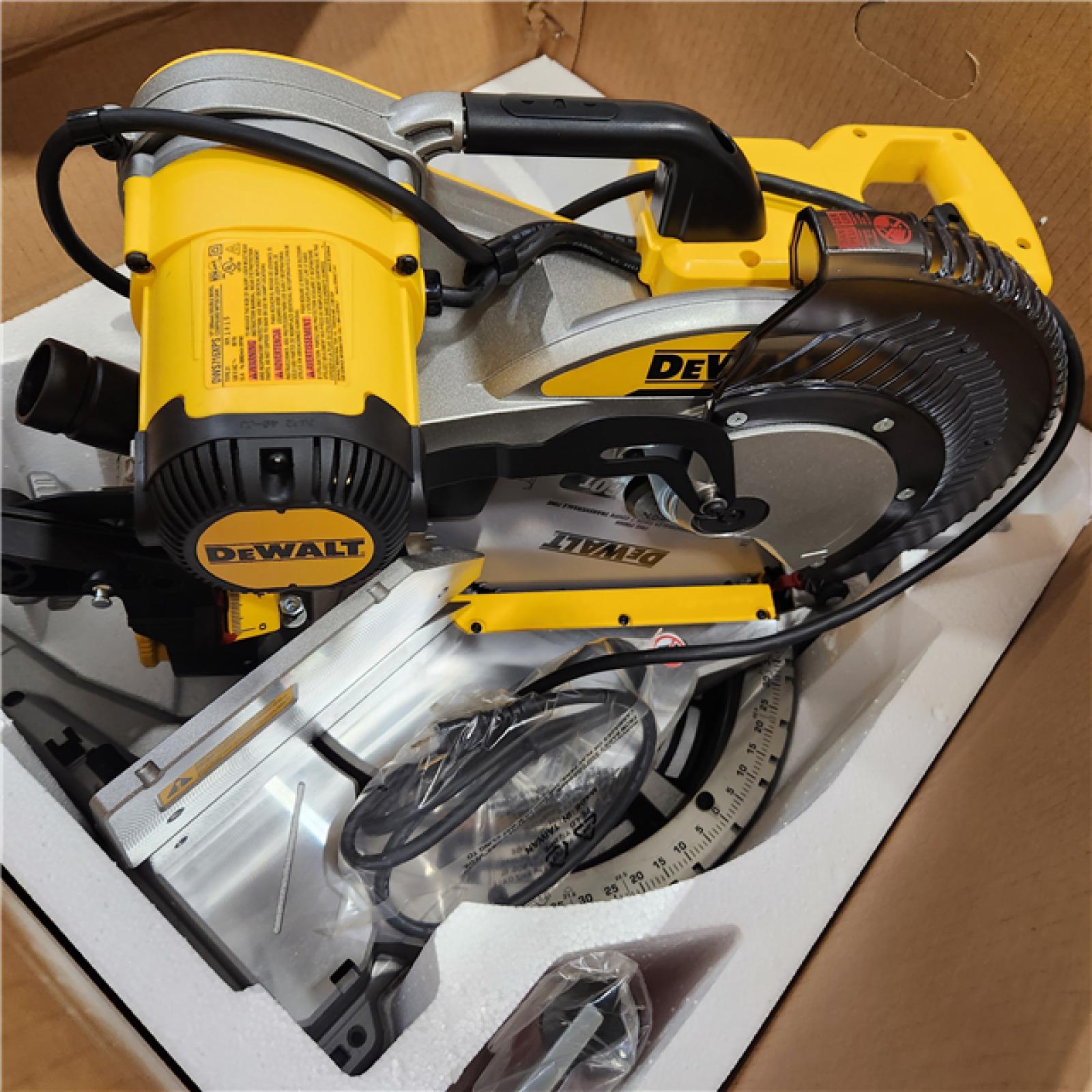 Like New- Dewalt 15 Amp Corded 12 in. Double-Bevel Compound Miter Saw