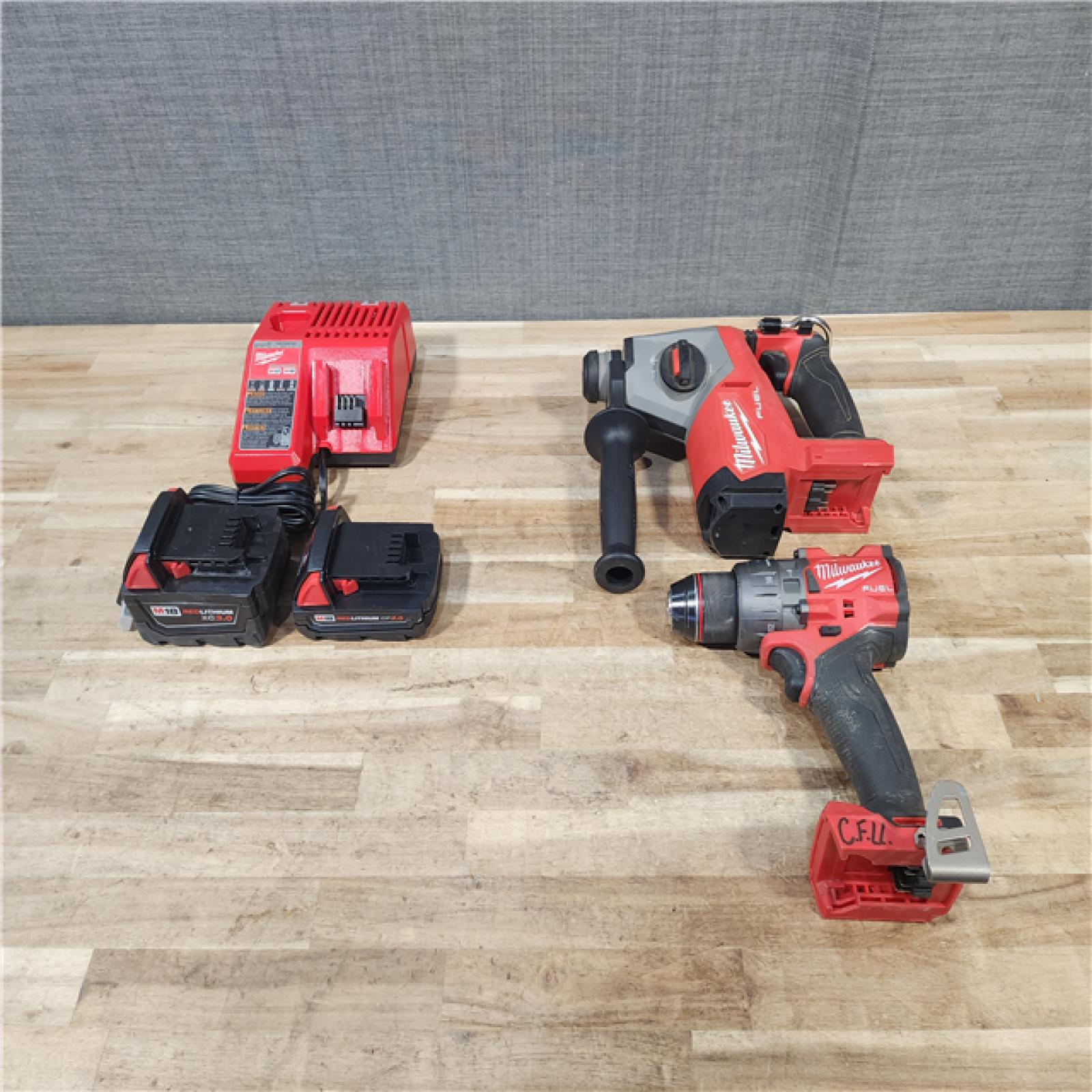 HOUSTON LOCATION - AS-IS MILWAUKEE 2 TOOL COMBO KIT W/ (2) BATTERY & CHARGER