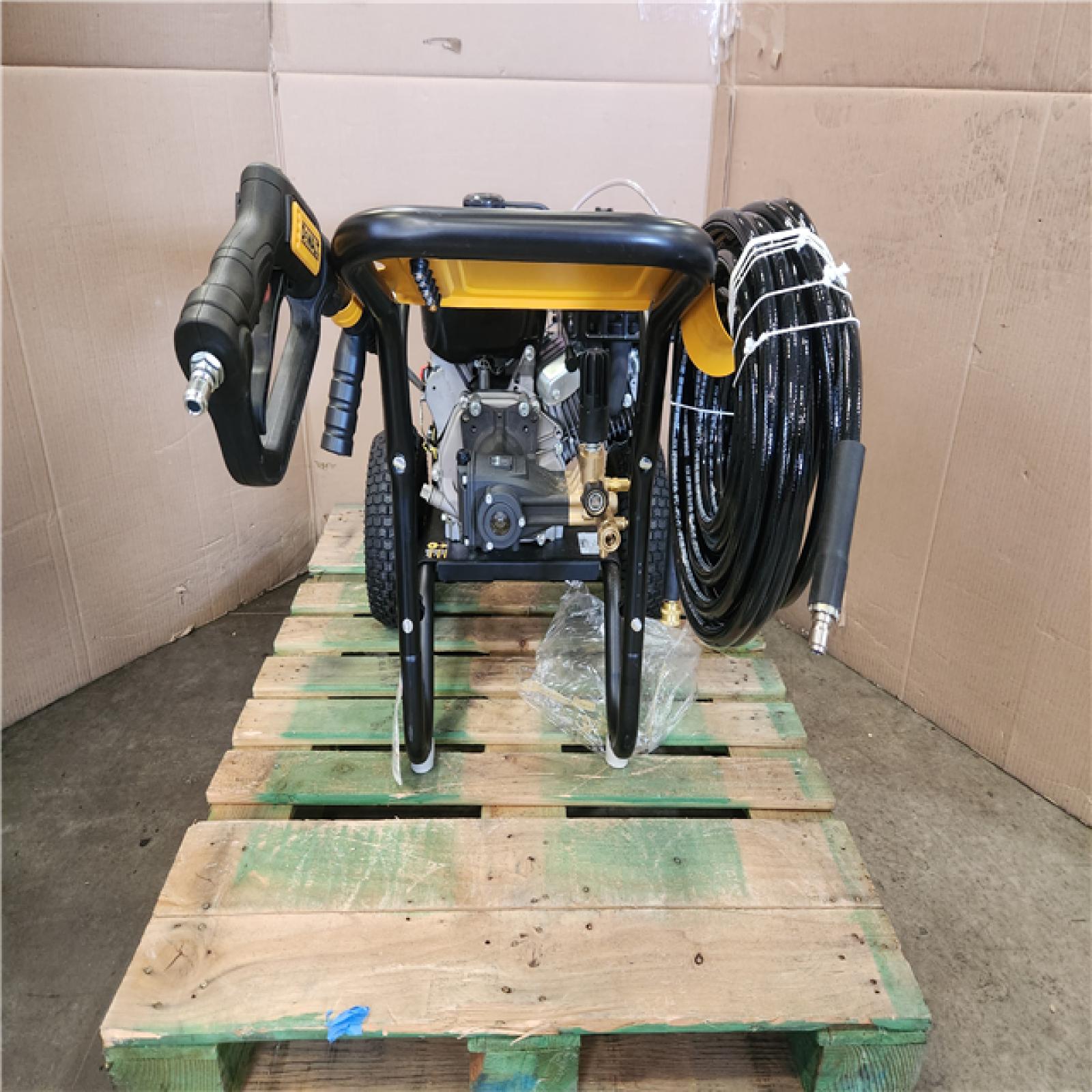 Phoenix NEW DEWALT 4400 PSI 4.0 GPM Gas Pressure Washer with 420cc Engine  Triplex Pump  Commercial Cold Water Power Washer