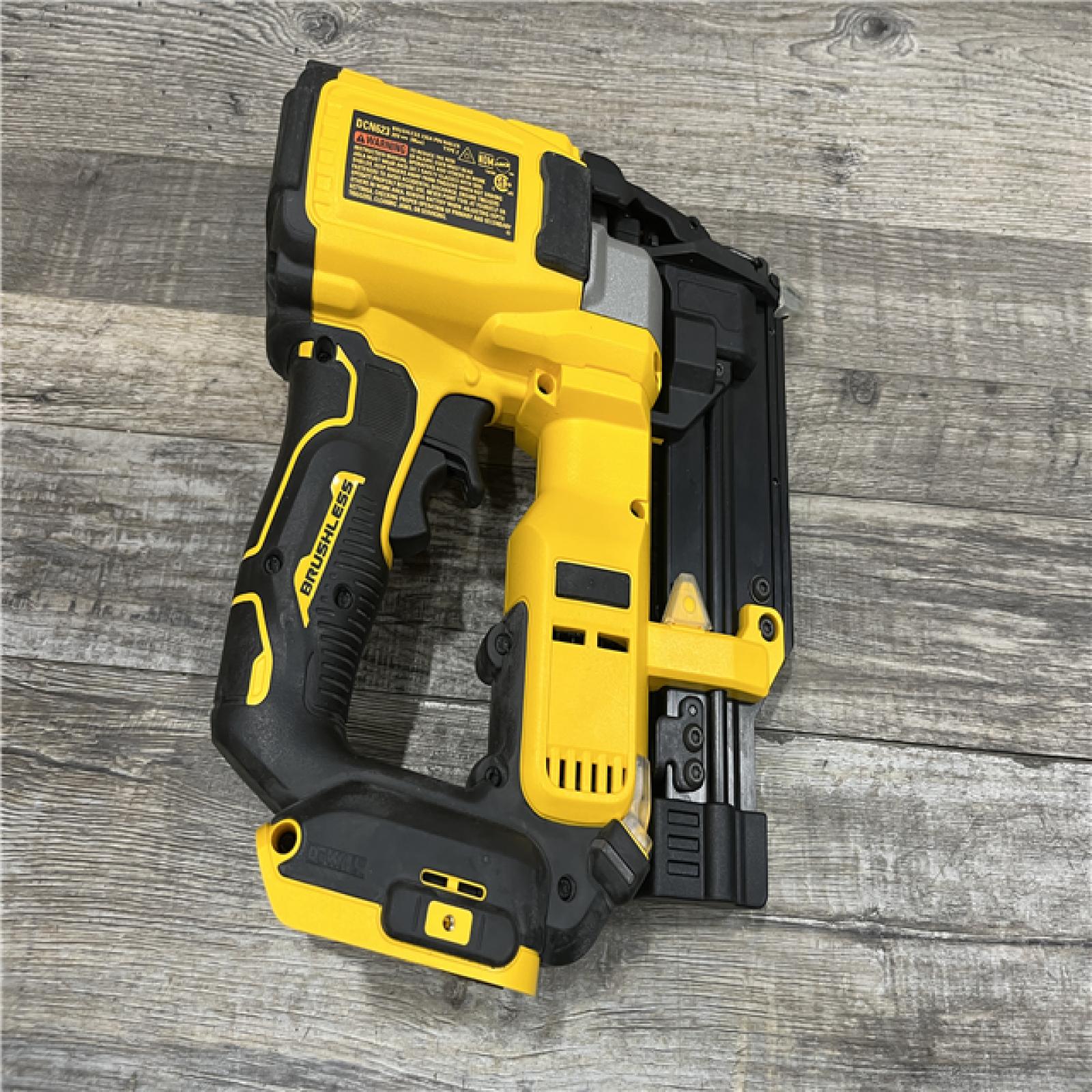 AS-IS DEWALT ATOMIC 20V MAX Lithium Ion Cordless 23 Gauge Pin Nailer Kit