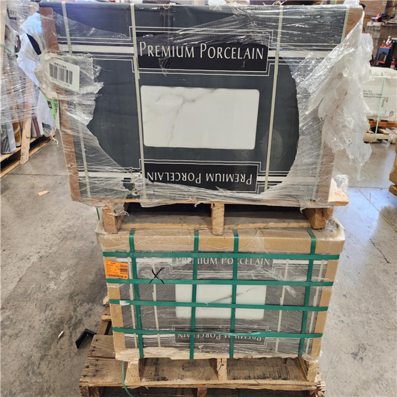Phoenix Location AS-IS MSI Carrara Noire 16 in. x 32 in. Polished Porcelain Marble Look Floor and Wall Tile (596 sq. ft./42 Case)