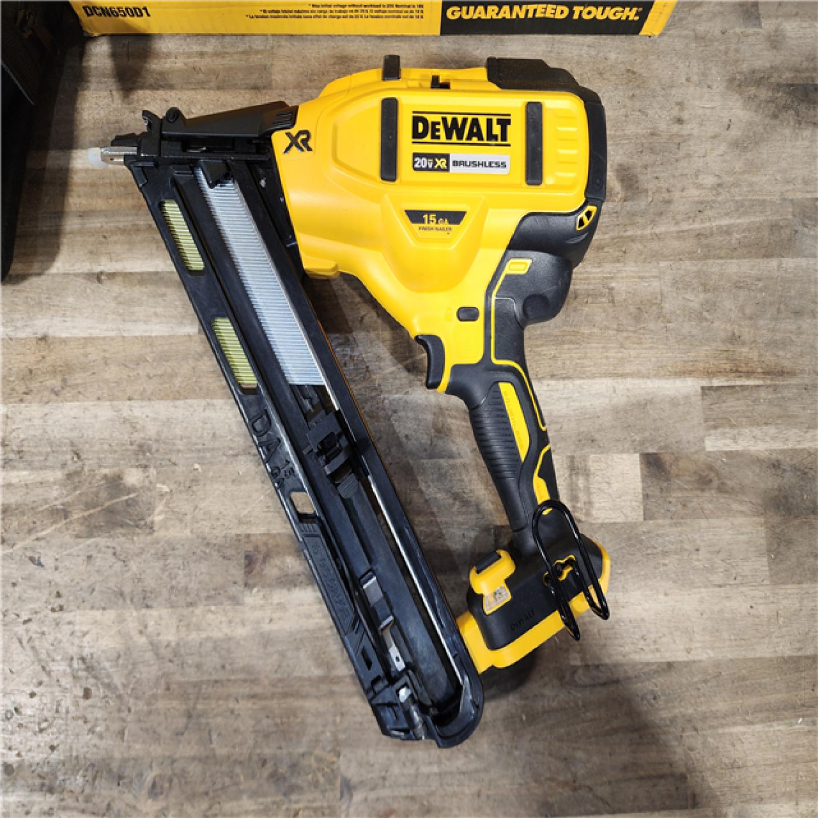 HOUSTON LOCATION - AS-IS DeWalt 15 GA ANGLED FINISH NAILER KIT W/ BATTERY & CHARGER