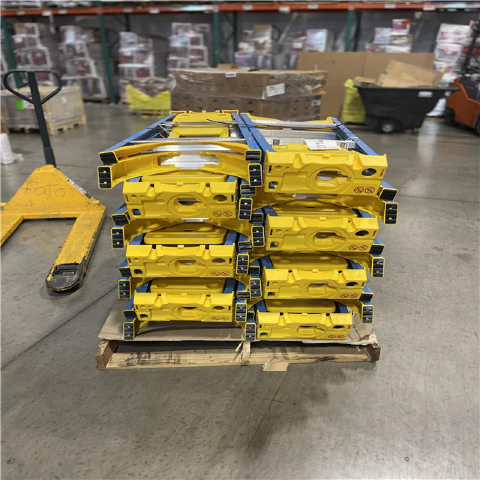 DALLAS LOCATION - WERNER 4ft Type I Fiberglass Step Ladder with Shelf 6004S PALLET-(14 UNITS)