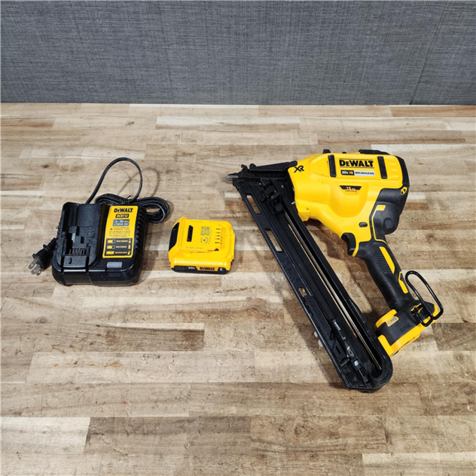 HOUSTON LOCATION - AS - IS DEWALT 20V MAX XR Lithium-Ion Cordless 2-1/2 in. 15-Gauge Finish Nailer Kit