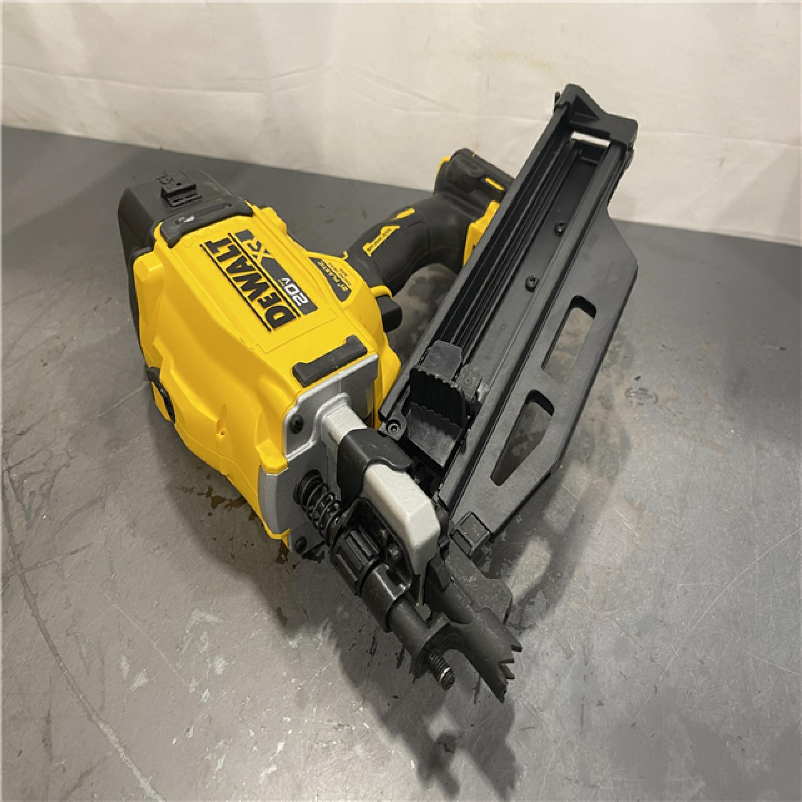 AS-IS - DEWALT 20-Volt 21° Cordless Framing Nailer