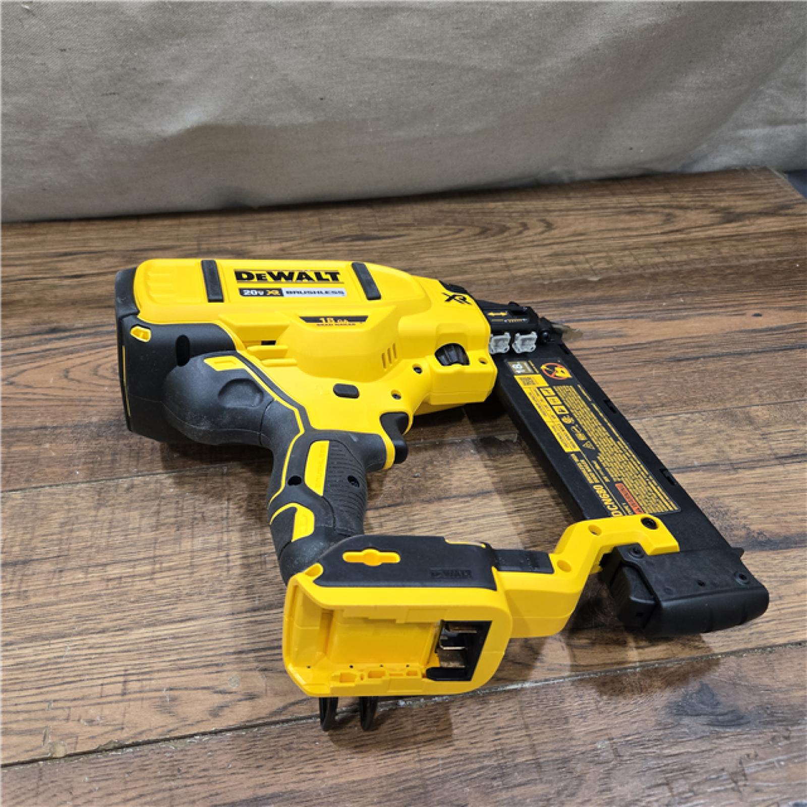 AS-IS DEWALT 20V MAX XR 18 Gauge Brad Nailer Kit