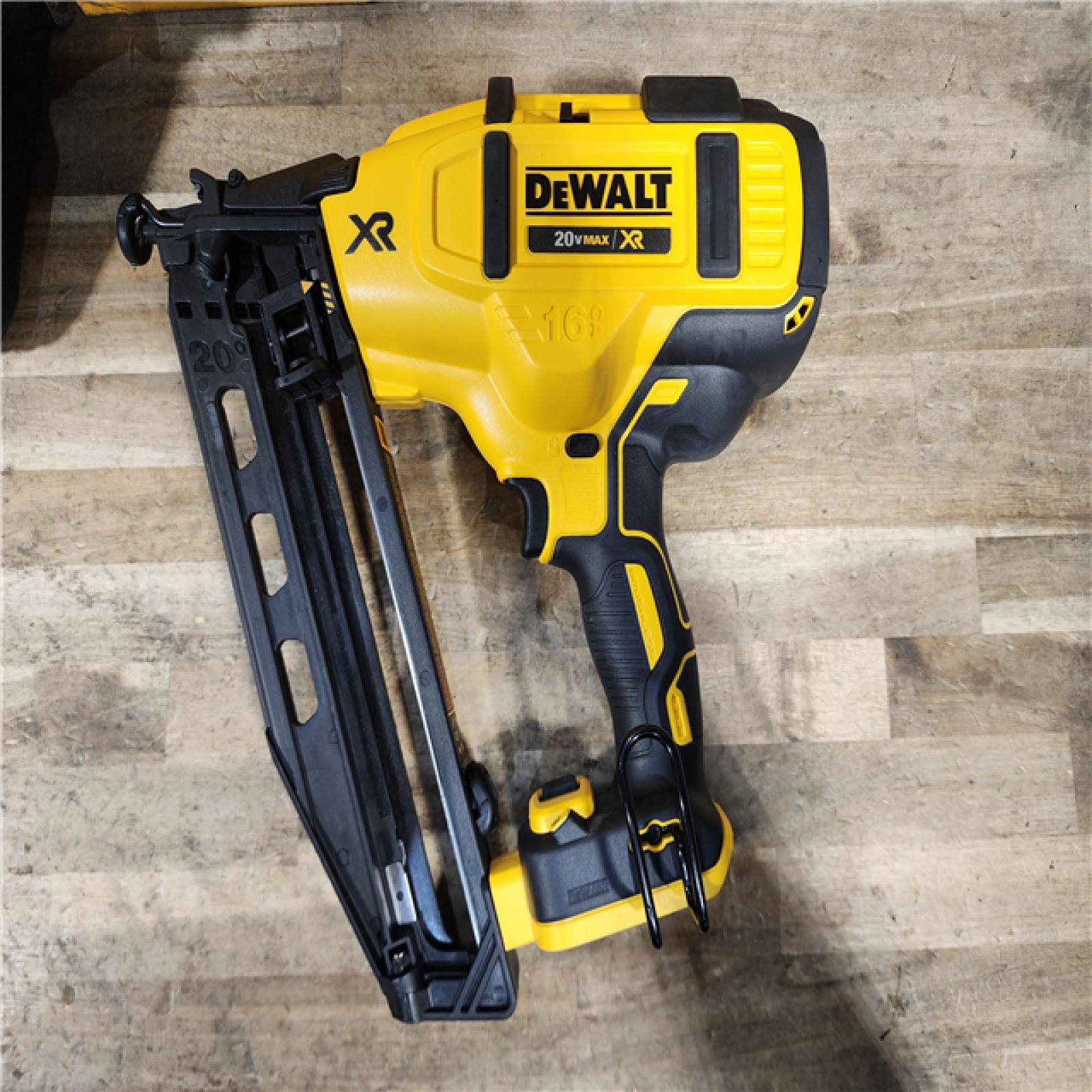 HOUSTON LOCATION - AS-IS DEWALT 20V MAX XR 16-Gauge Electric Cordless Angled Finishing Nailer Kit