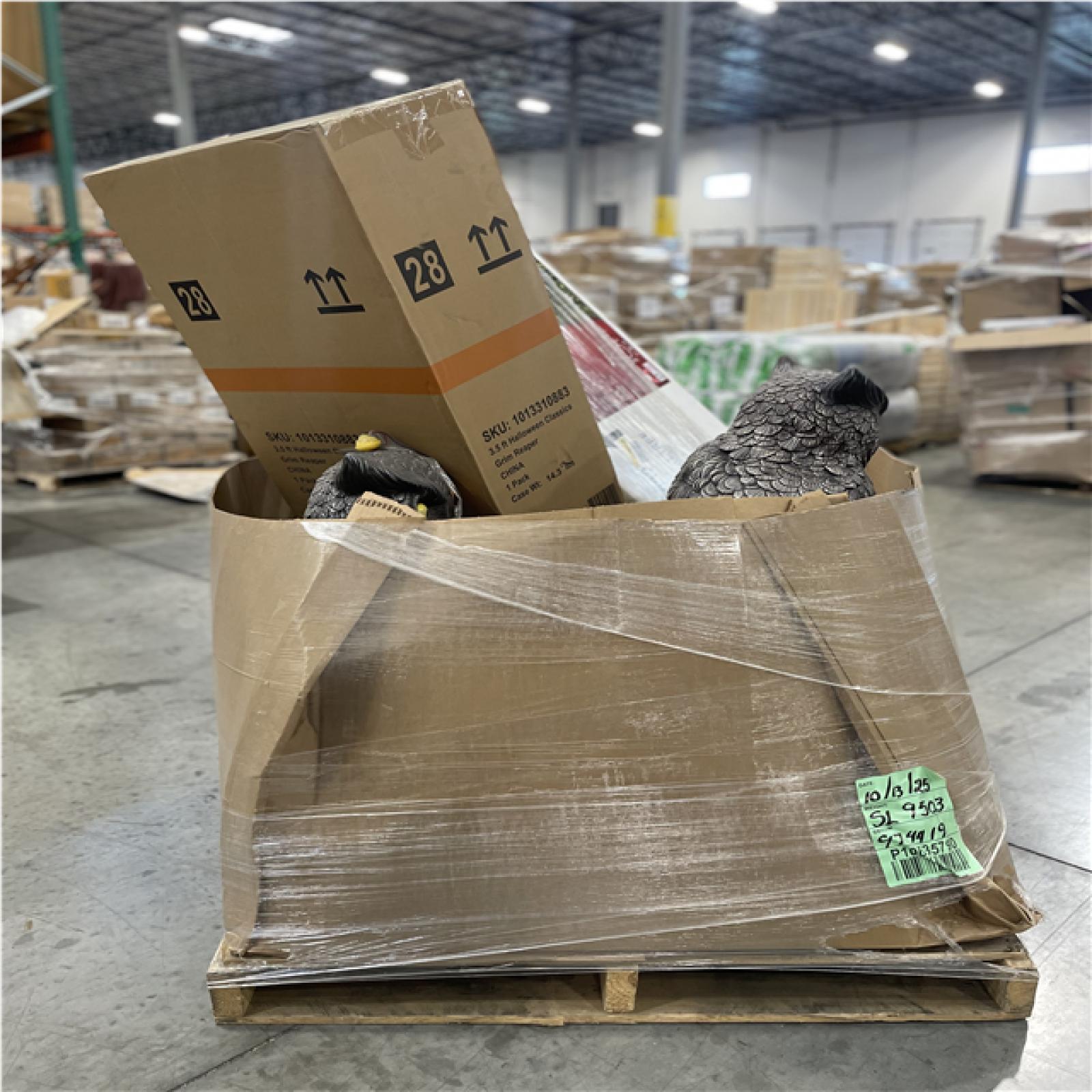 DALLAS LOCATION - AS-IS MIXED HOLIDAY DECORATIONS PALLET