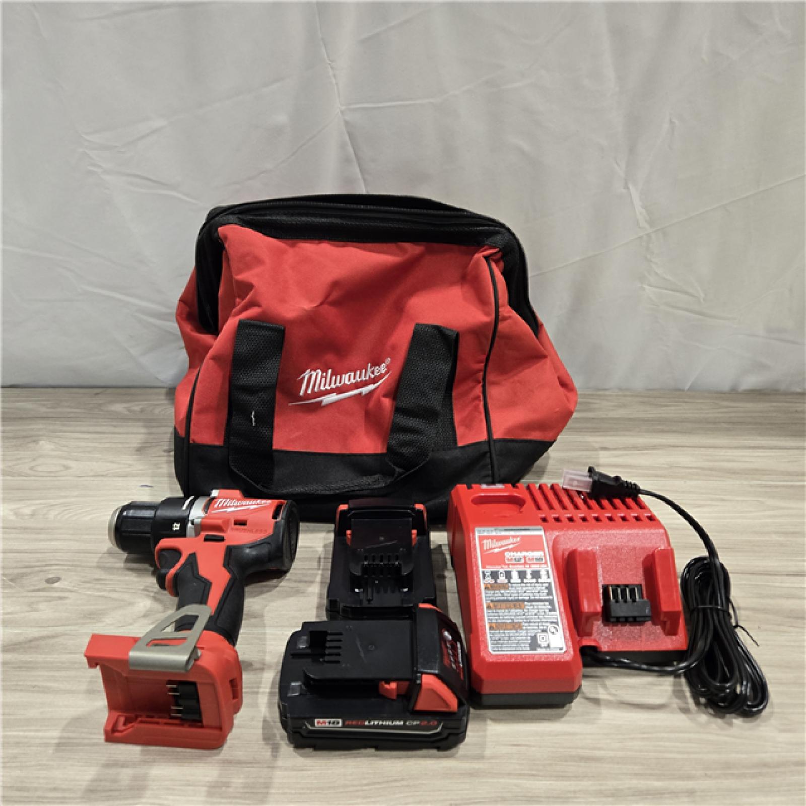 AS-IS Milwaukee 3601-22CT M18 18V Drill/Driver Kit