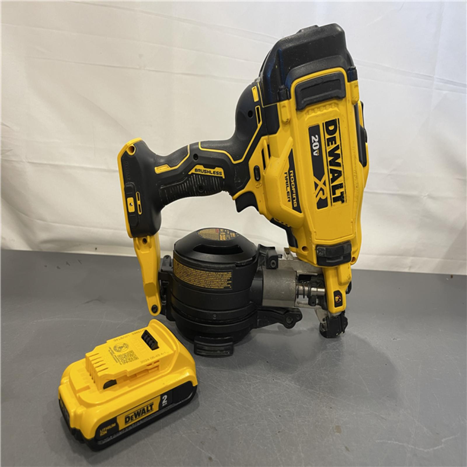 AS-IS - DEWALT 20V MAX Lithium-Ion 15-Degree Electric Cordless Roofing Nailer Kit