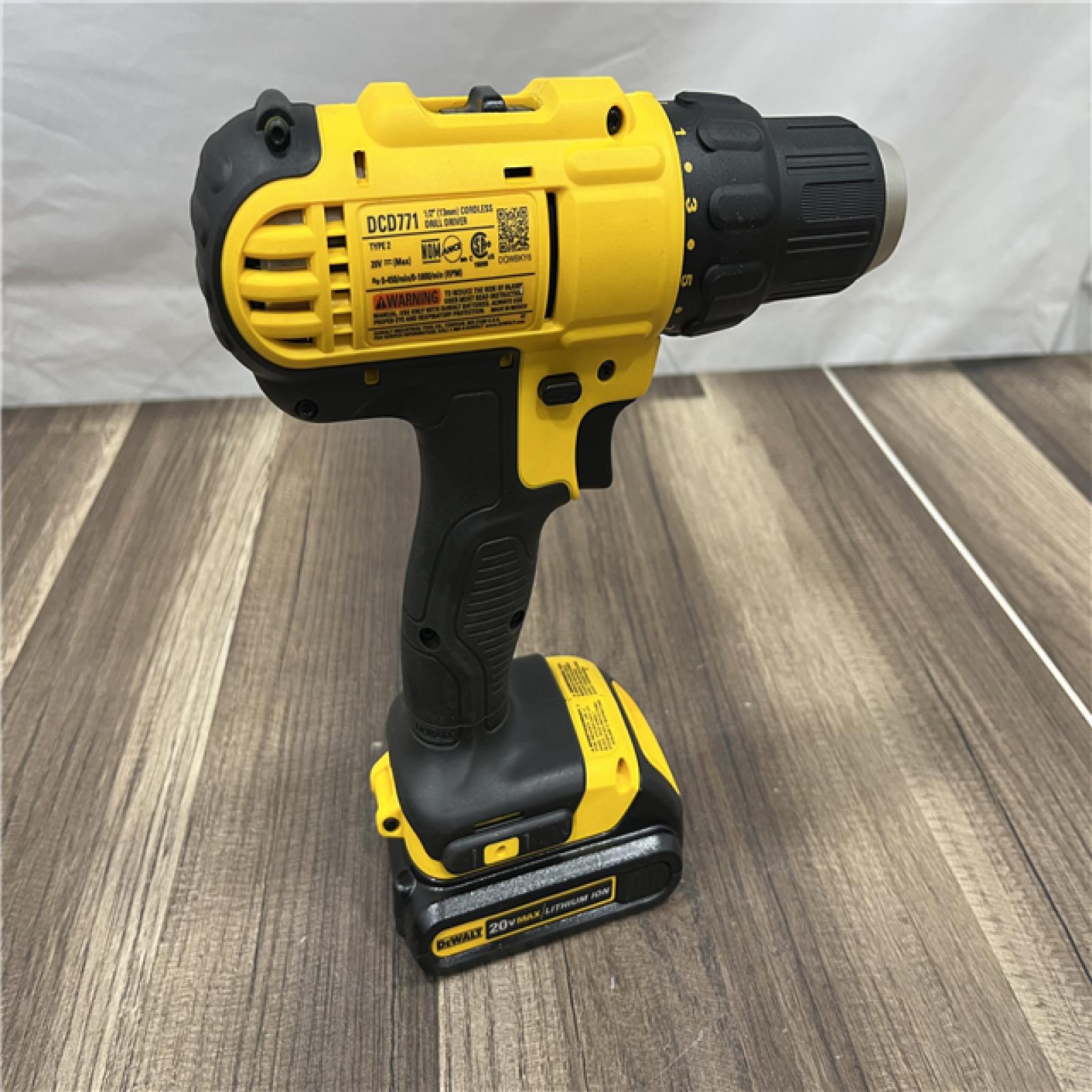 GOOD DEWALT 20V MAX Cordless 1/2 in. Drill/Driver, (2) 20V 1.3Ah Batteries, Charger and Bag
