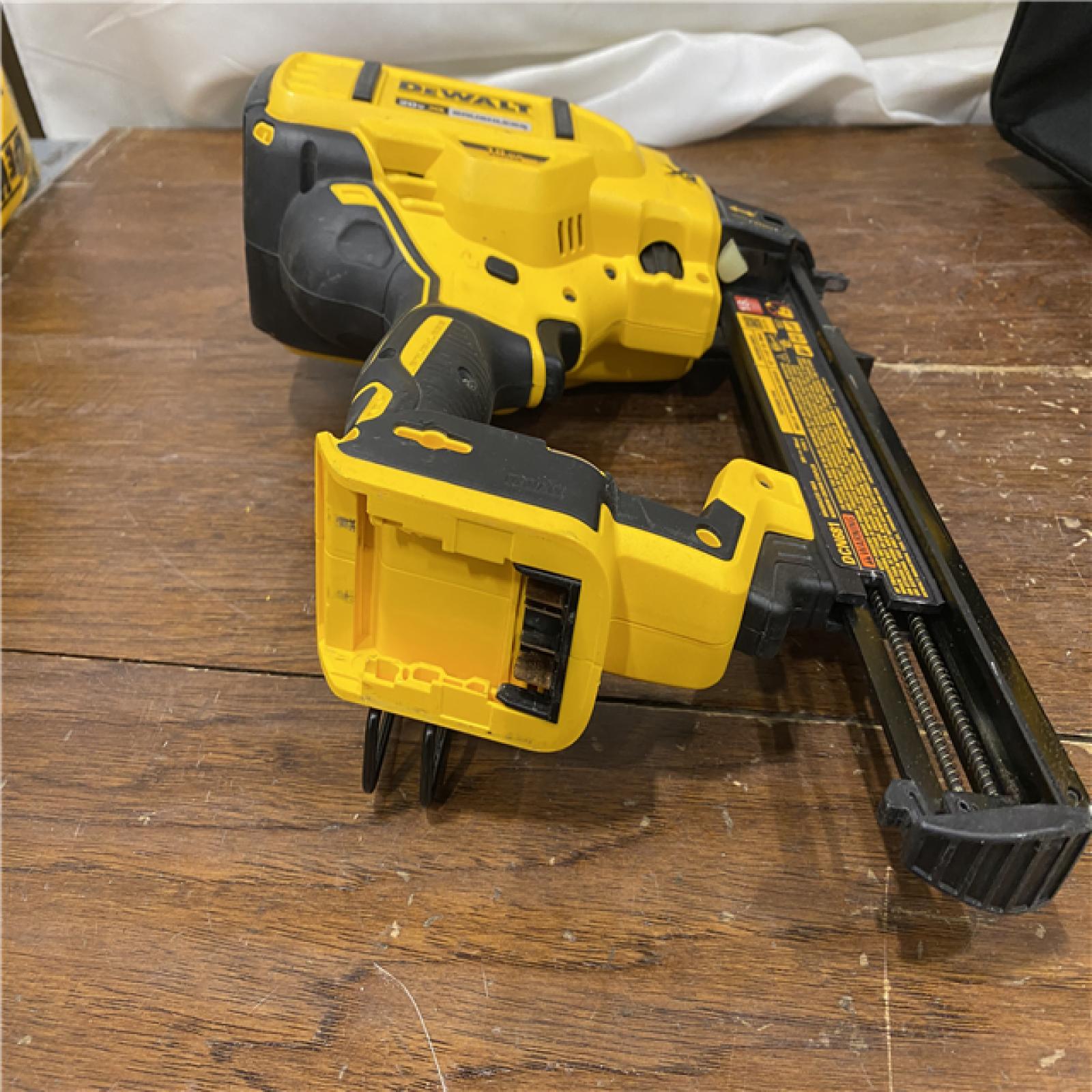 AS-IS DEWALT 20V-MAX XR 18GA BRAD NAILER KIT