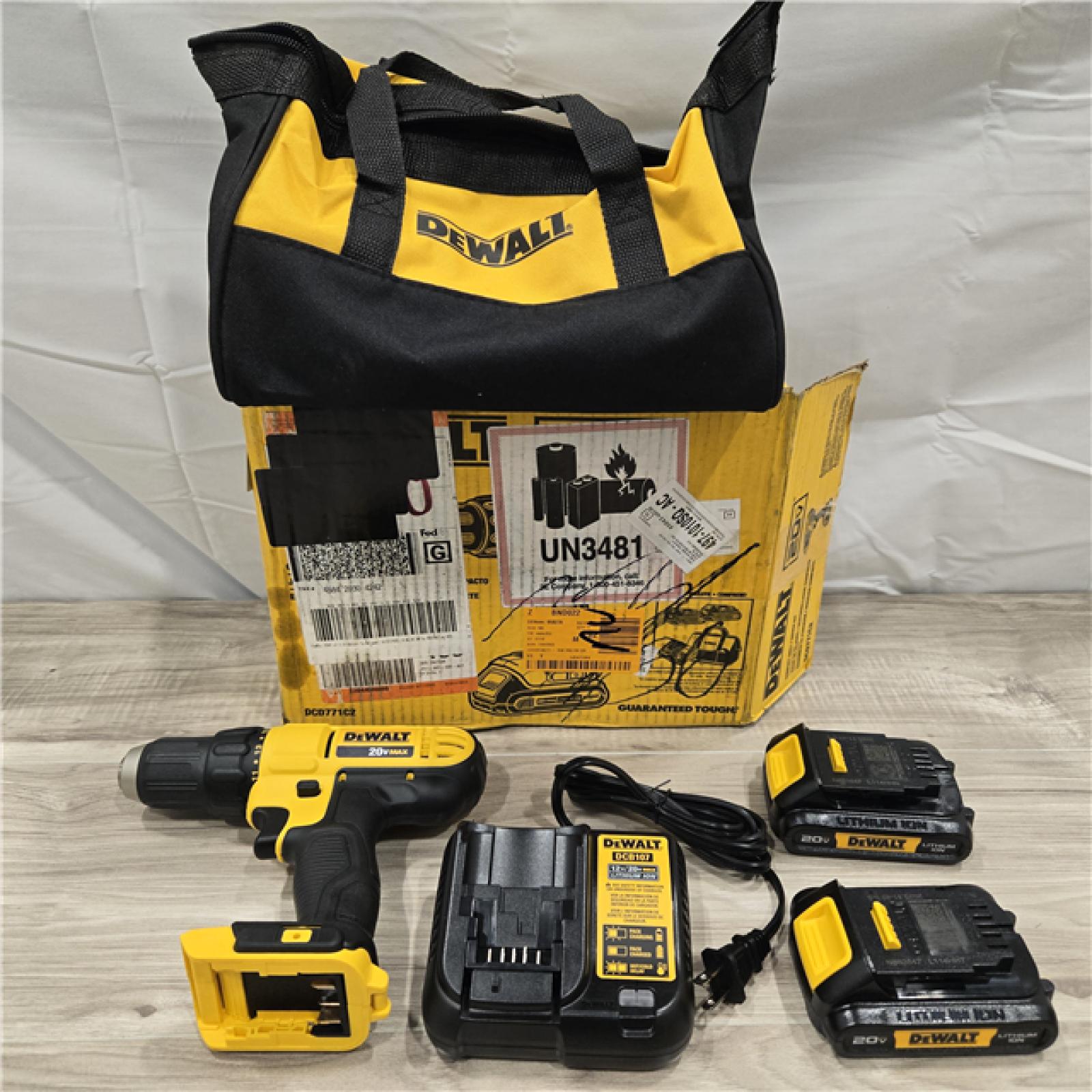 LIKE NEW! - DEWALT 20V MAX Drill/Driver Kit
