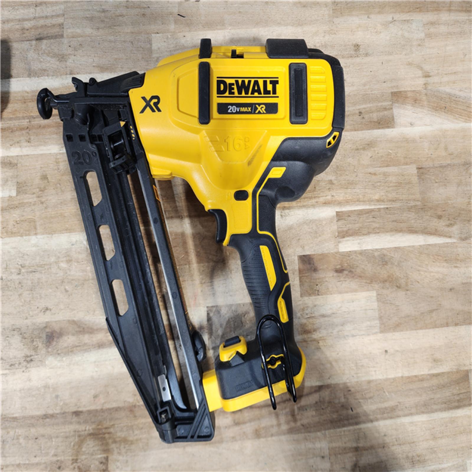 HOUSTON LOCATION - AS-IS DEWALT 20V MAX XR 16-Gauge Electric Cordless Angled Finishing Nailer Kit