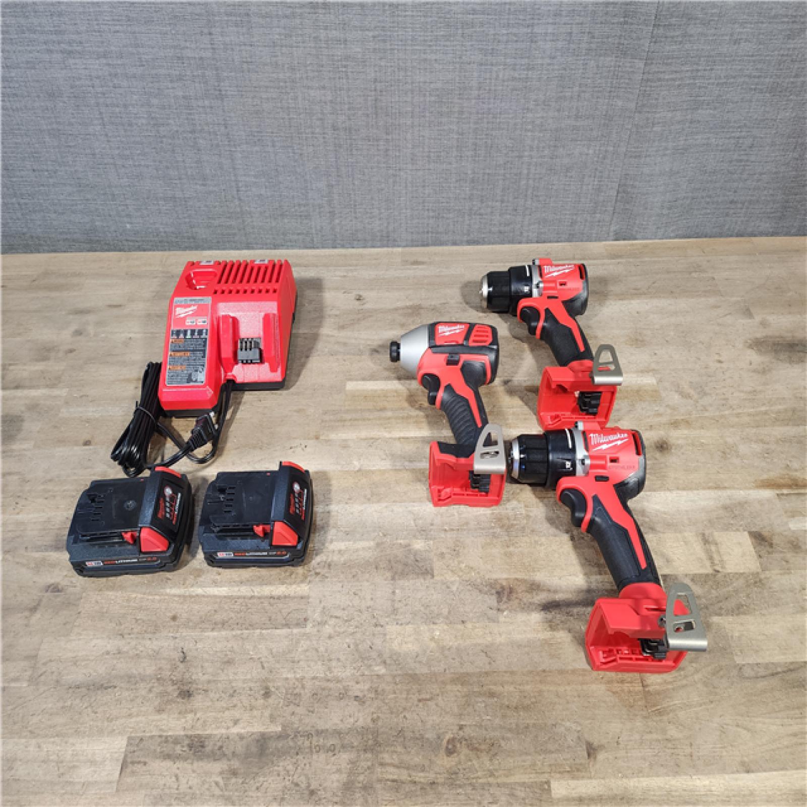 HOUSTON LOCATION - AS-IS MILWAUKEE 3 TOOL COMBO KIT W/ (2) BATTERY & CHARGER