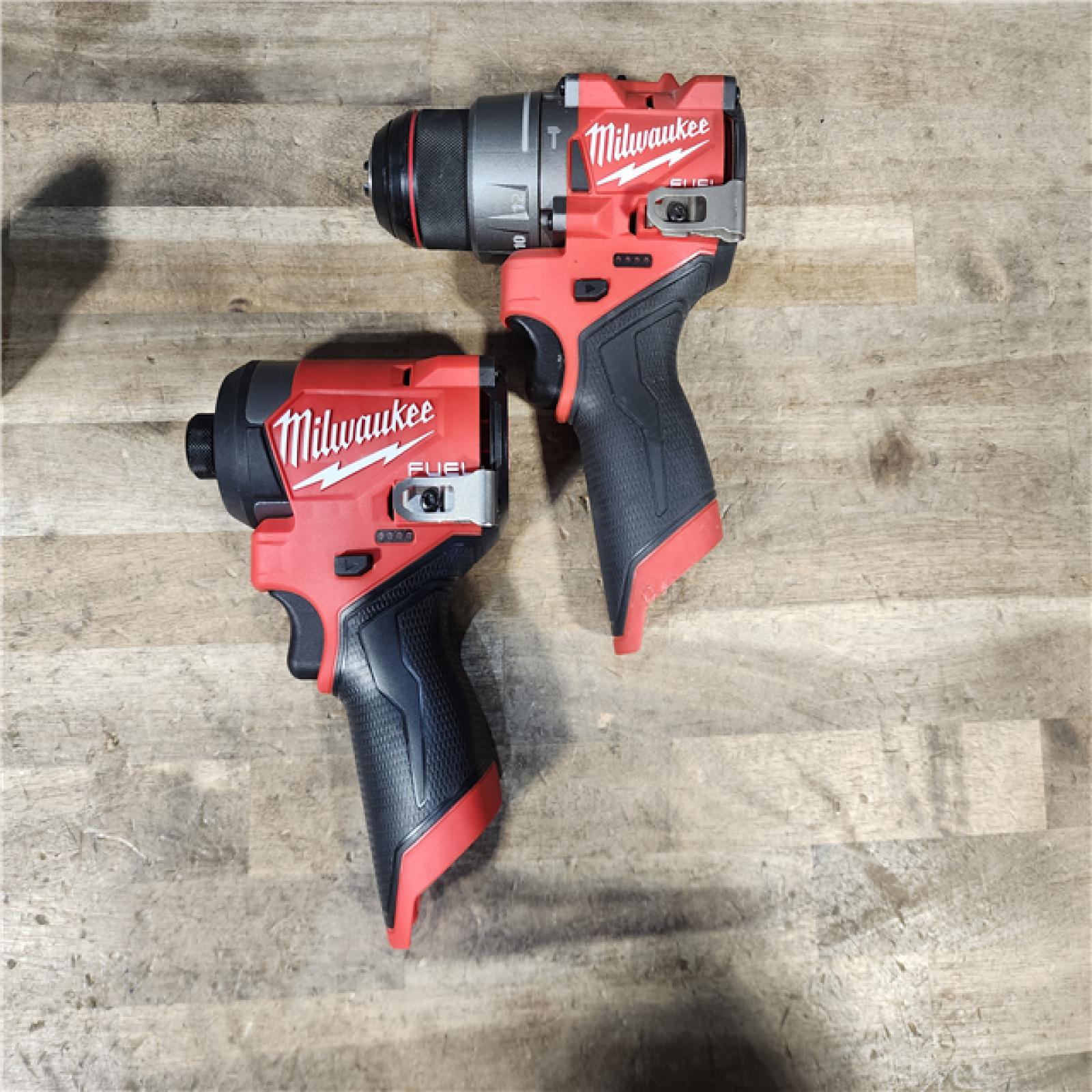 HOUSTON LOCATION - AS-IS MILWAUKEE 2 TOOL COMBO KIT W/ (2) BATTERY & CHARGER