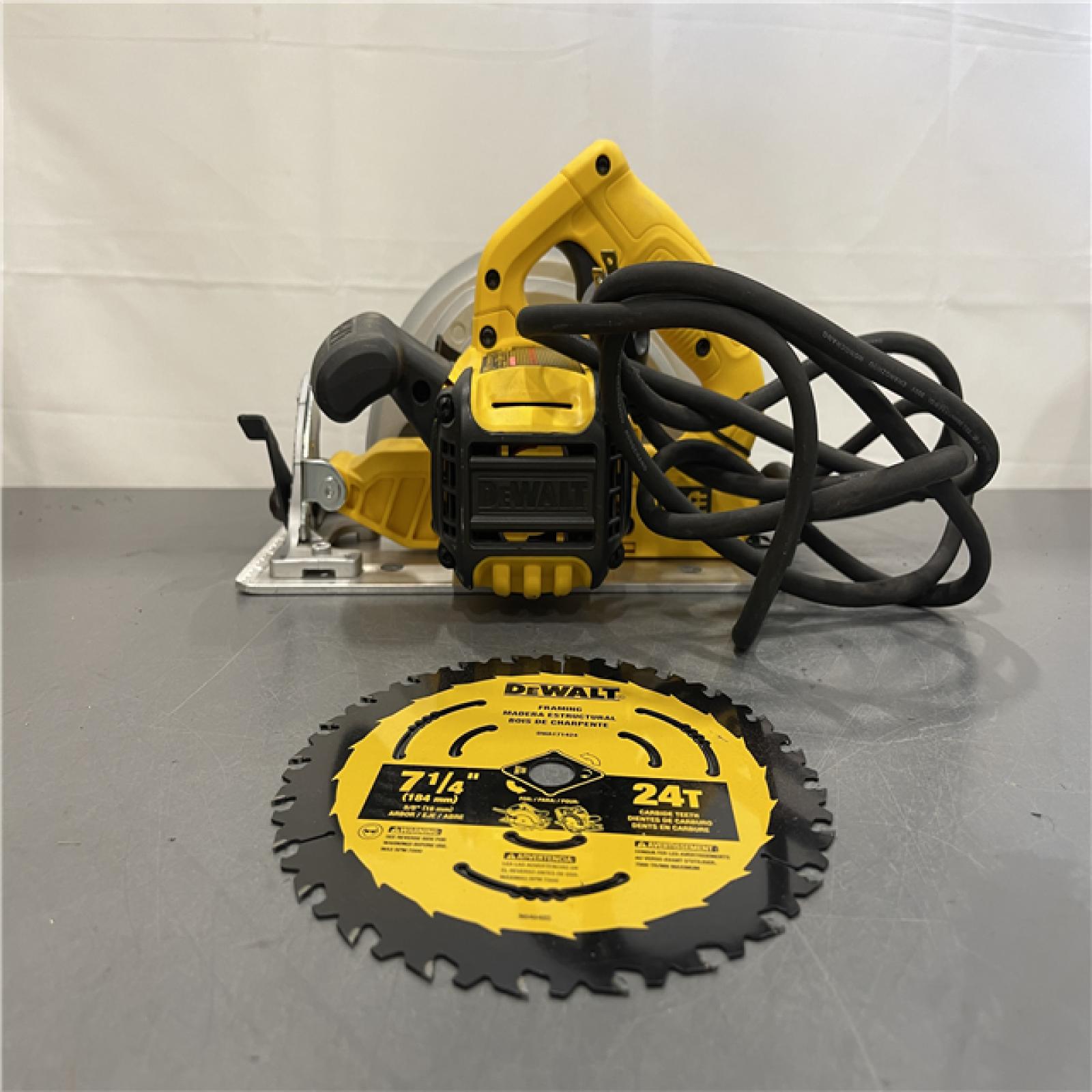 AS-IS - DeWalt 15 Amp Corded 7-1/4 in. Lightweight Circular Saw