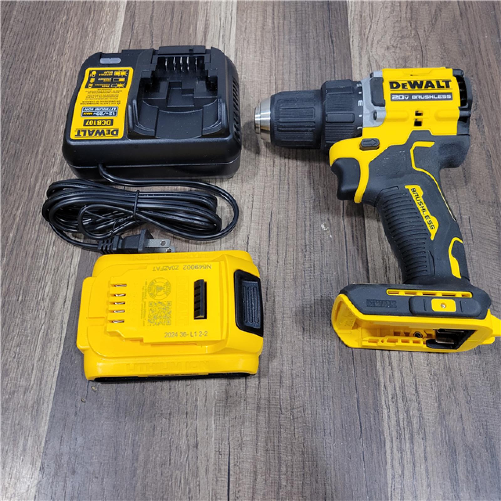 GOOD  DEWALT ATOMIC COMPACT SERIES 20V MAX* Brushless Cordless 1/2 Drill/Driver Kit