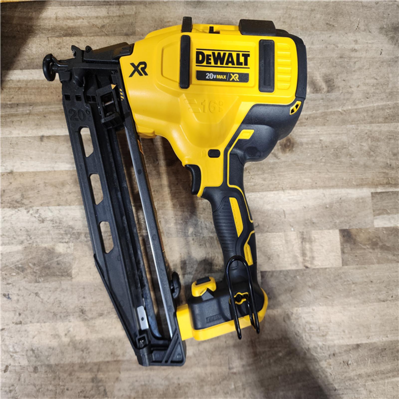HOUSTON LOCATION - AS-IS DEWALT 20V MAX XR 16-Gauge Electric Cordless Angled Finishing Nailer Kit