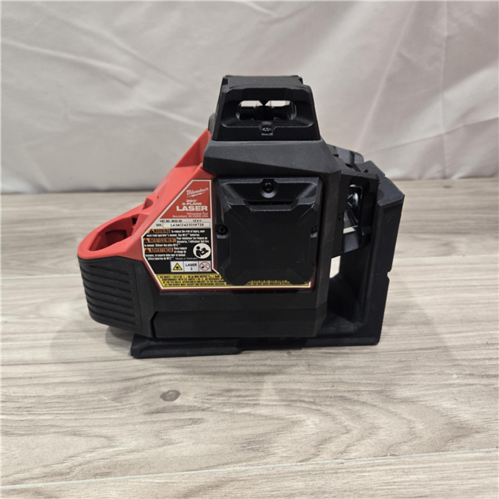 AS-IS Milwaukee-3632-21 M12 Green Beam Laser 360° 3-Plane Kit