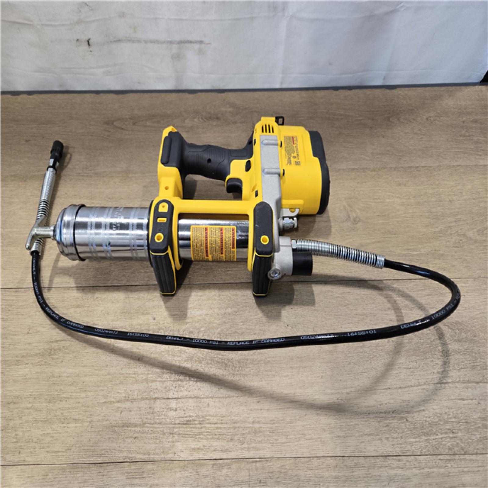 AS-IS DEWALT 20V MAX Cordless 10 000 PSI Variable Speed Grease Gun Kit