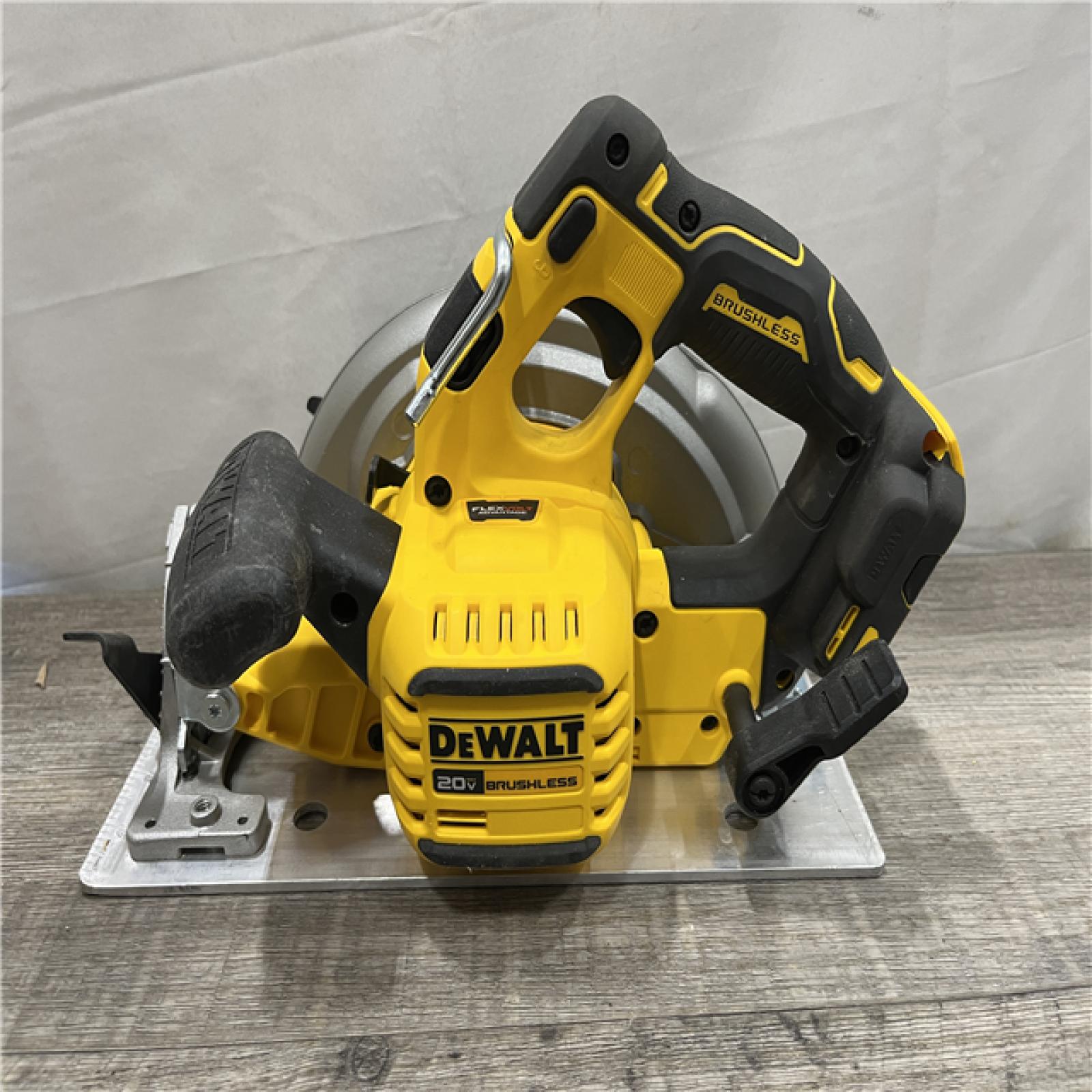 AS-IS DEWALT 20V MAX Cordless Brushless 7-1/4 in. Sidewinder Style Circular Saw with FLEXVOLT ADVANTAGE (Tool Only)