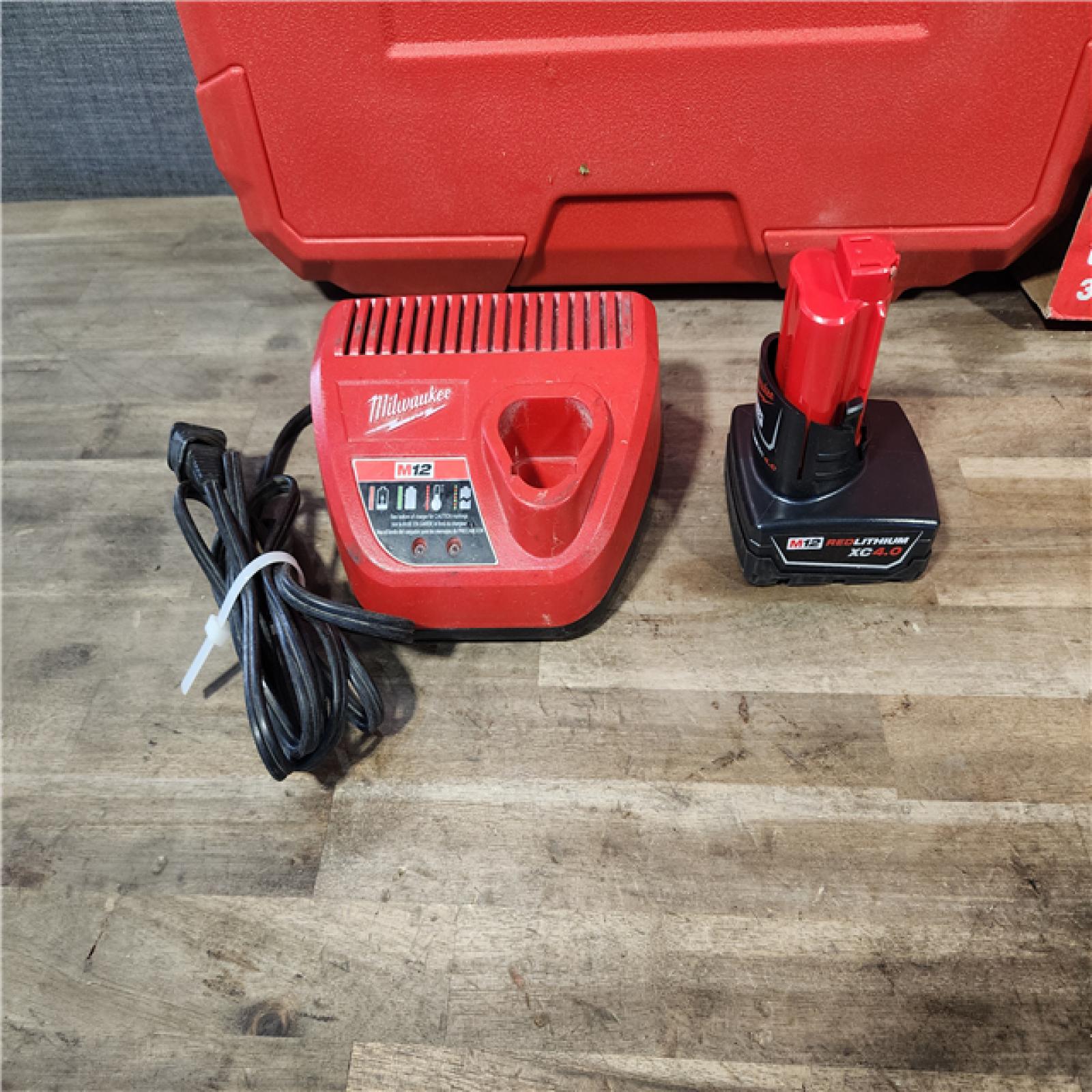 HOUSTON LOCATION - AS-IS Milwaukee-3632-21 M12 Green Beam Laser 360° 3-Plane Kit