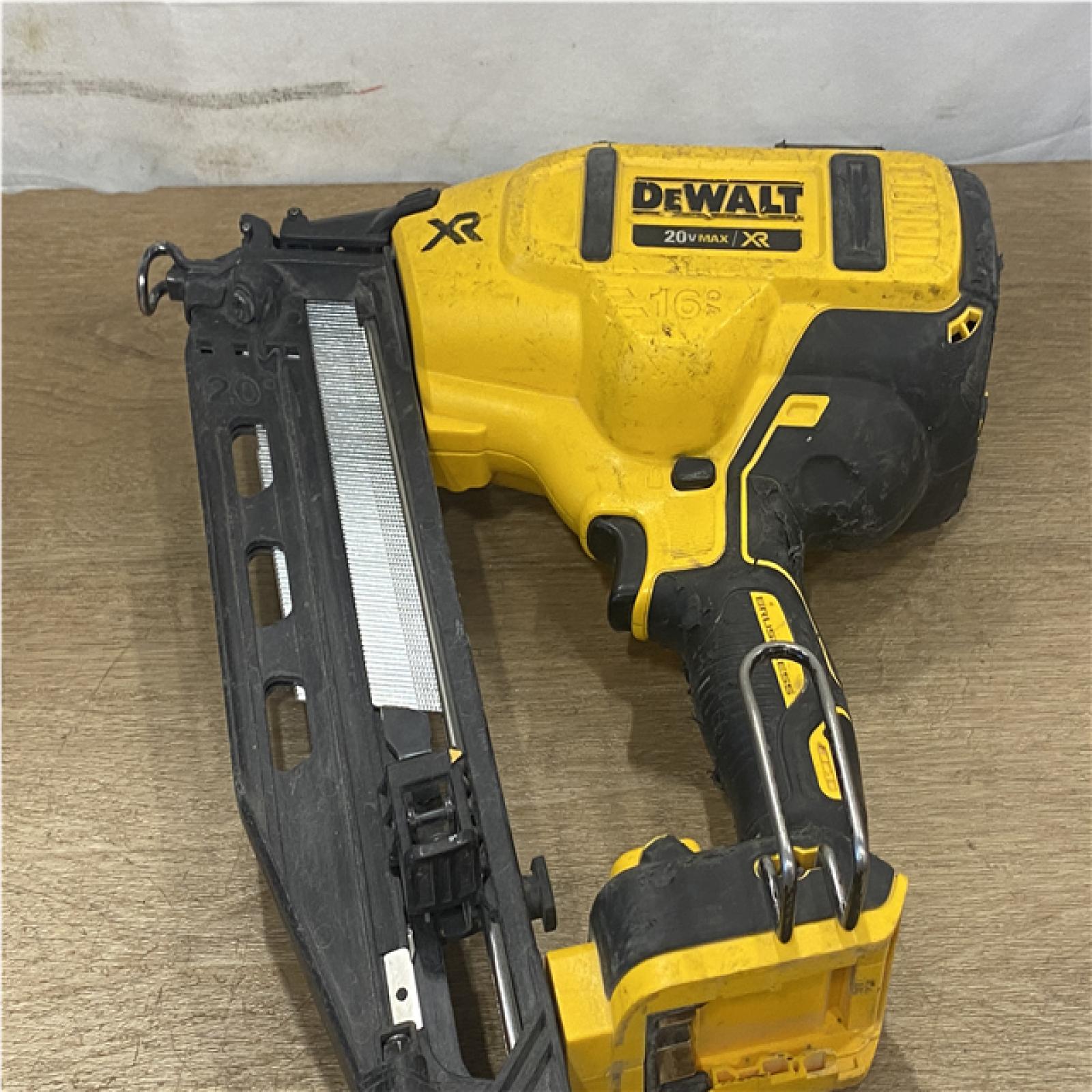 AS-IS DEWALT 20V MAX XR 16-Gauge Electric Cordless Angled Finishing Nailer Kit