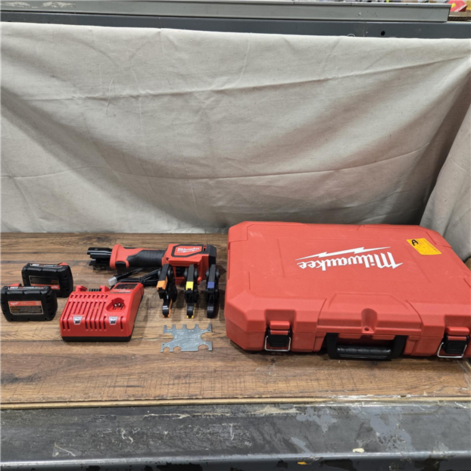 GOOD- Milwaukee M18 18-Volt Lithium-Ion Cordless Short Throw PEX Press Tool Kit w/ (3) Viega PureFlow Jaws