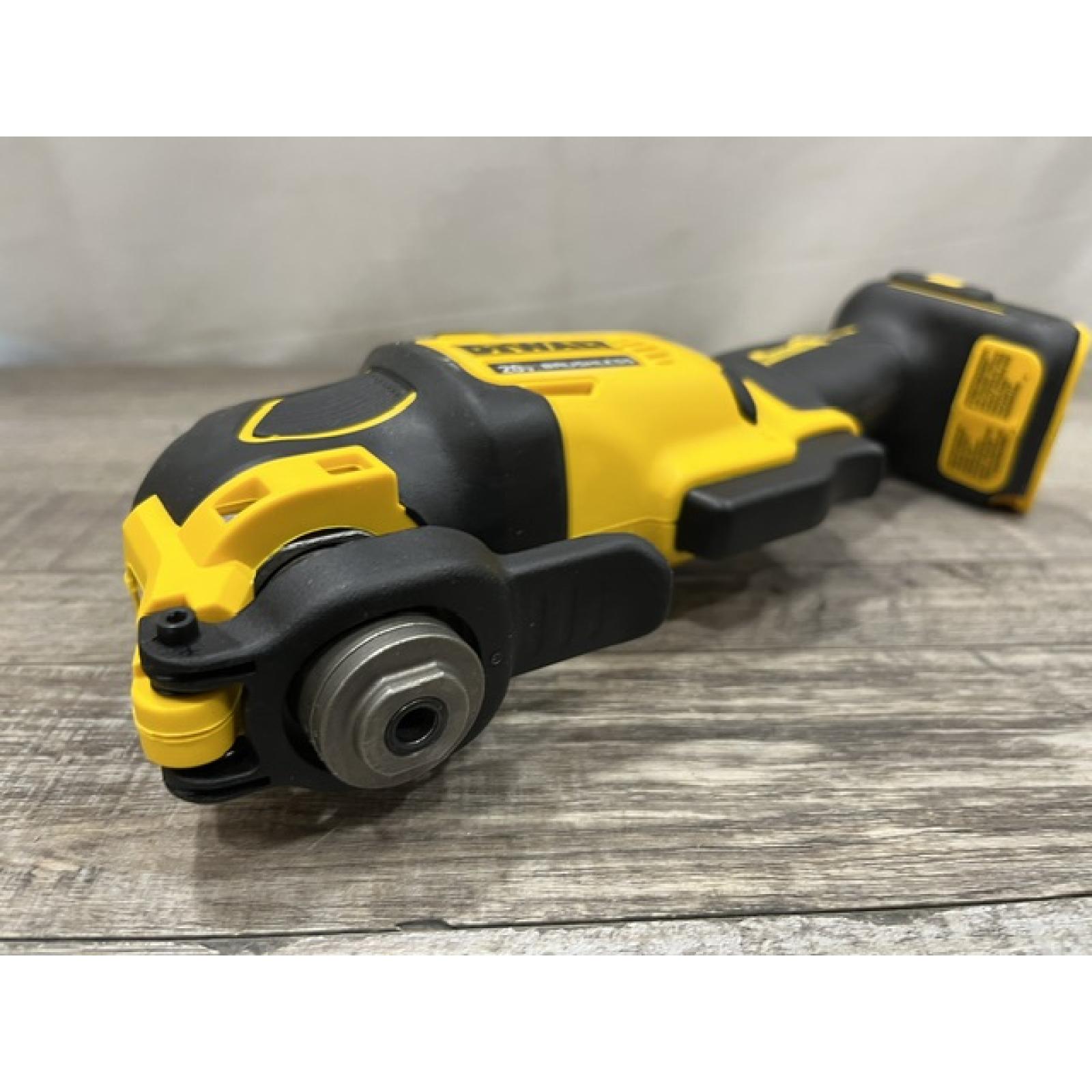 AS-IS DEWALT ATOMIC 20V MAX Lithium-Ion Cordless Brushless Oscillating Tool Kit