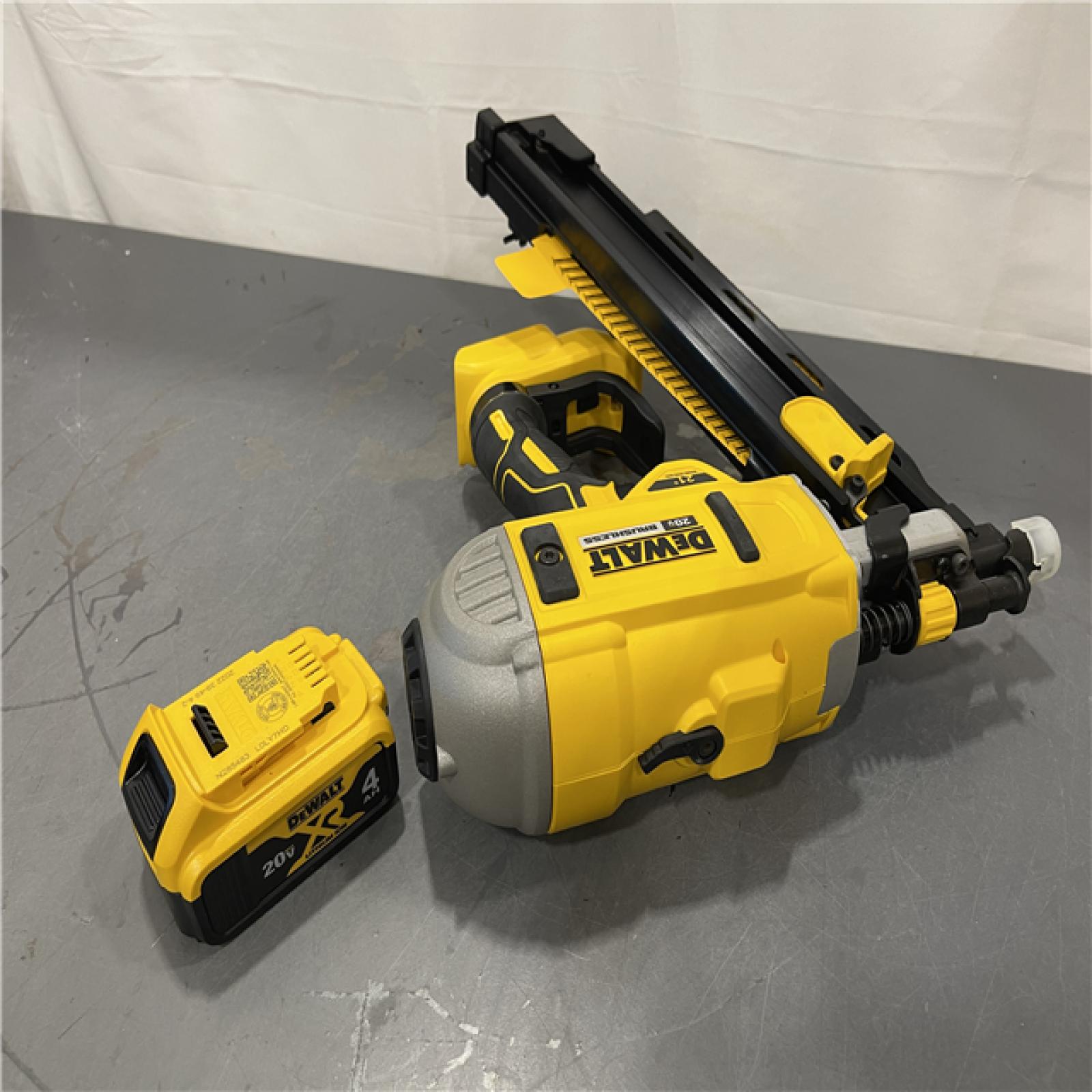 AS-IS - DeWalt 20V MAX XR Lithium-Ion Cordless Brushless 2-Speed 21° Plastic Collated Framing Nailer Kit