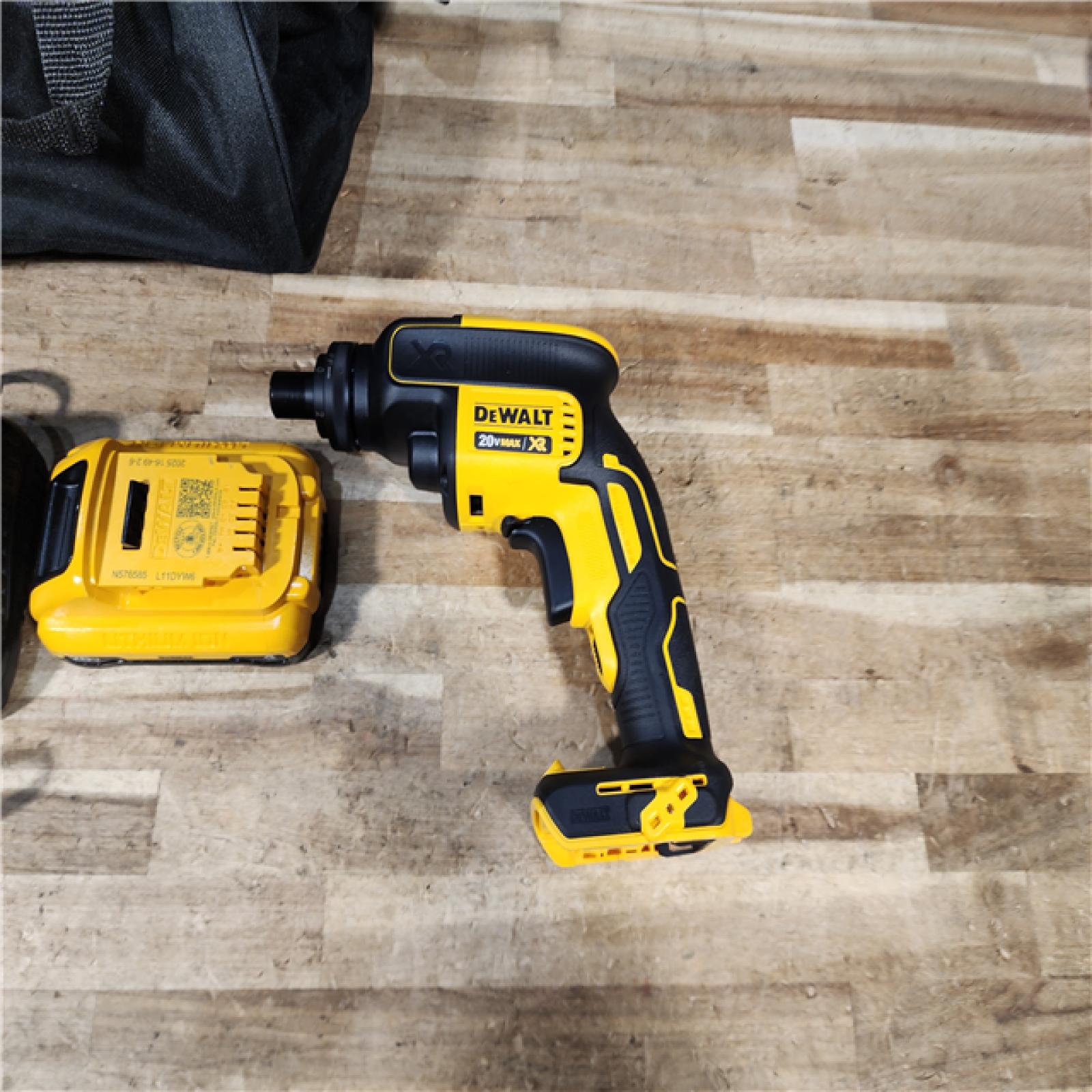 HOUSTON LOCATION - AS - IS DeWalt 20-Volt MAX Screwgun with Threaded Clutch Housing COMBO KIT
