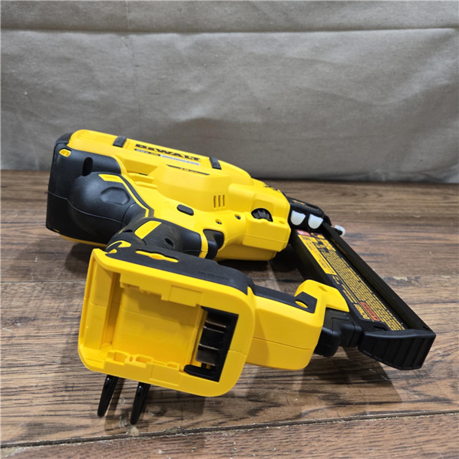 AS-IS DEWALT 20V-MAX XR 18GA BRAD NAILER KIT