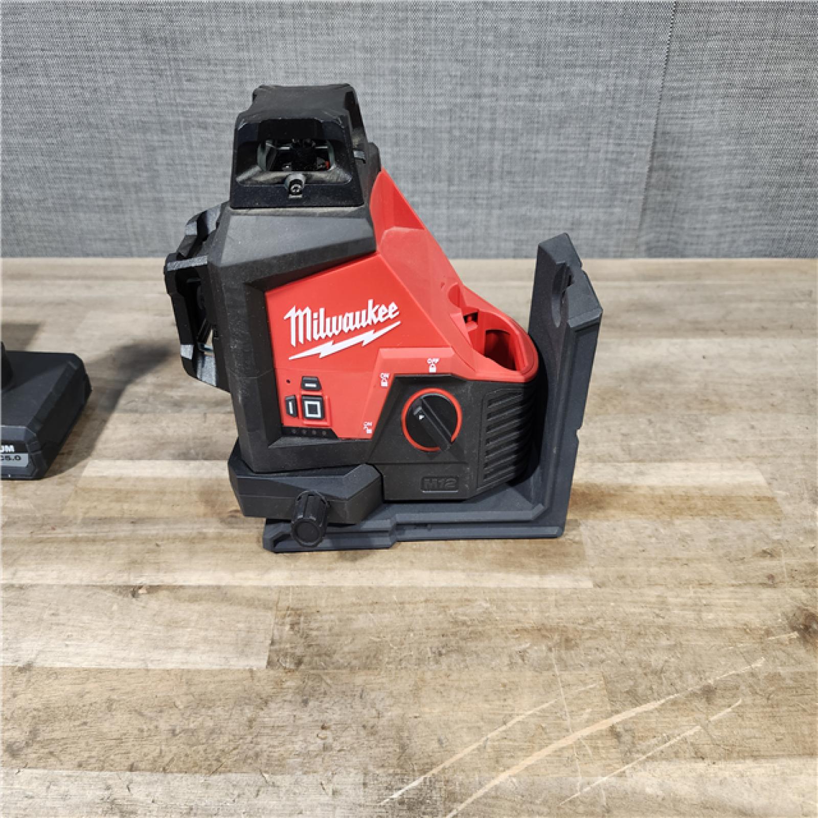 HOUSTON LOCATION - AS-IS Milwaukee-3632-21 M12 Green Beam Laser 360° 3-Plane Kit