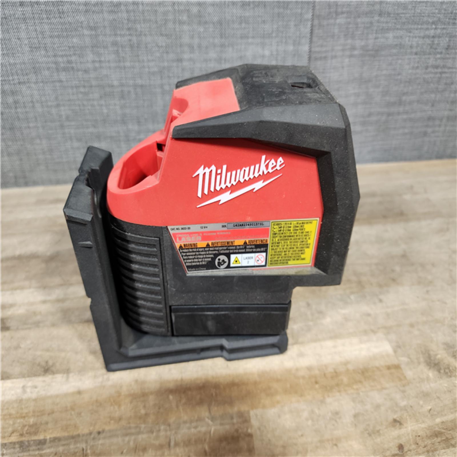 HOUSTON LOCATION - AS-IS Milwaukee Green 125 Ft. Cross Line and Plumb Points Laser Level Kit