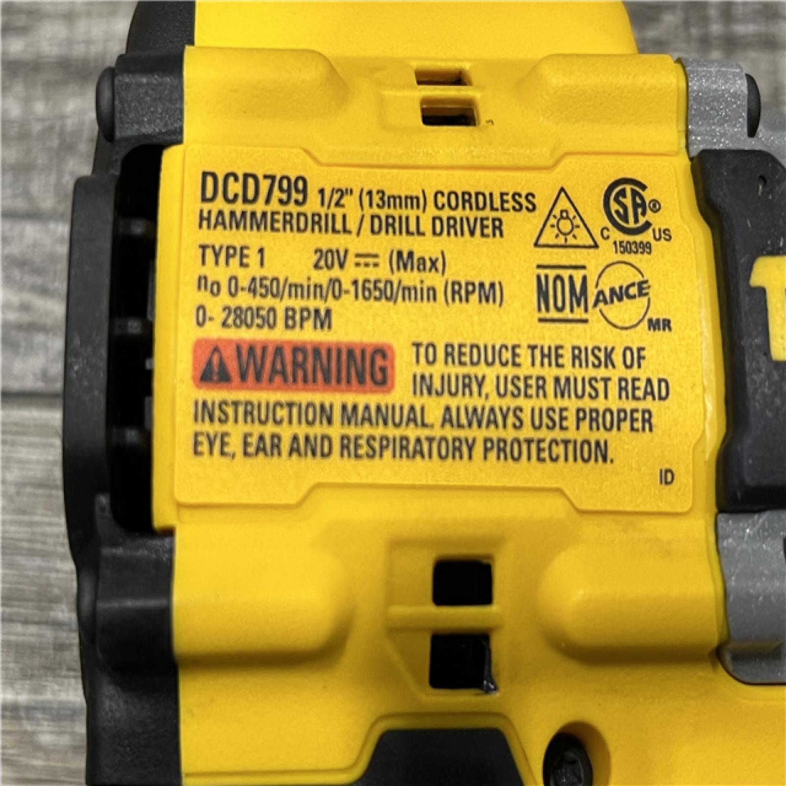LIKE NEW - DEWALT ATOMIC 20V Cordless 1/2 in. Compact Hammer Drill Kit