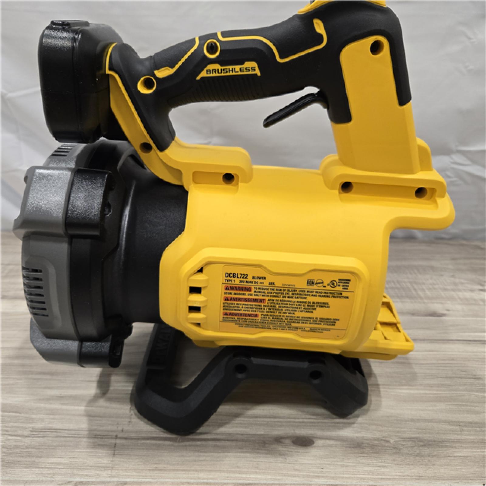 LIKE NEW! - DEWALT 20V MAX Cordless Handheld Axial Leaf Blower Kit